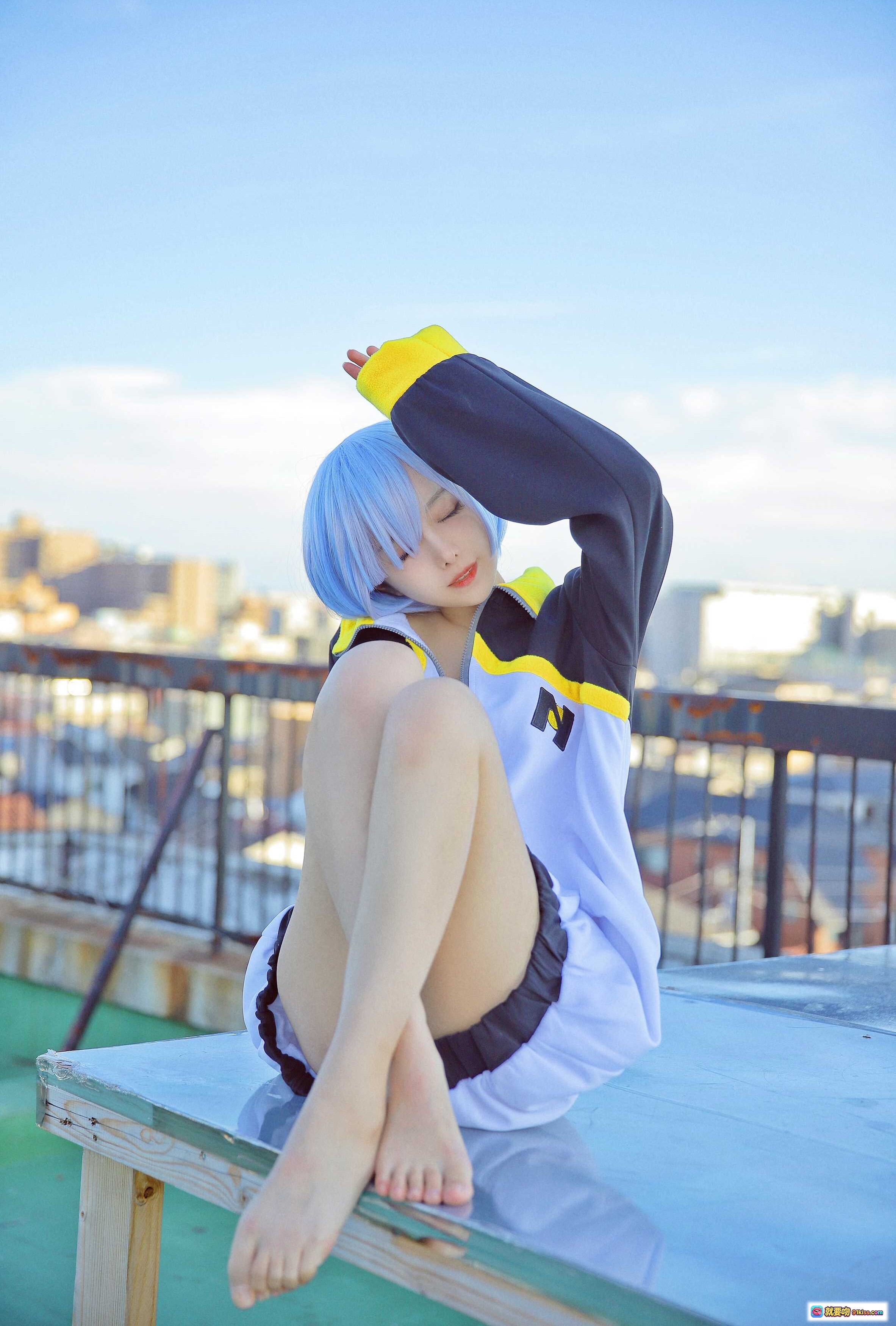 图片[8] - Shika小鹿鹿NO.065蕾姆天台Cosplay蓝发少女运动服写真12P高清图集 - 就要吻