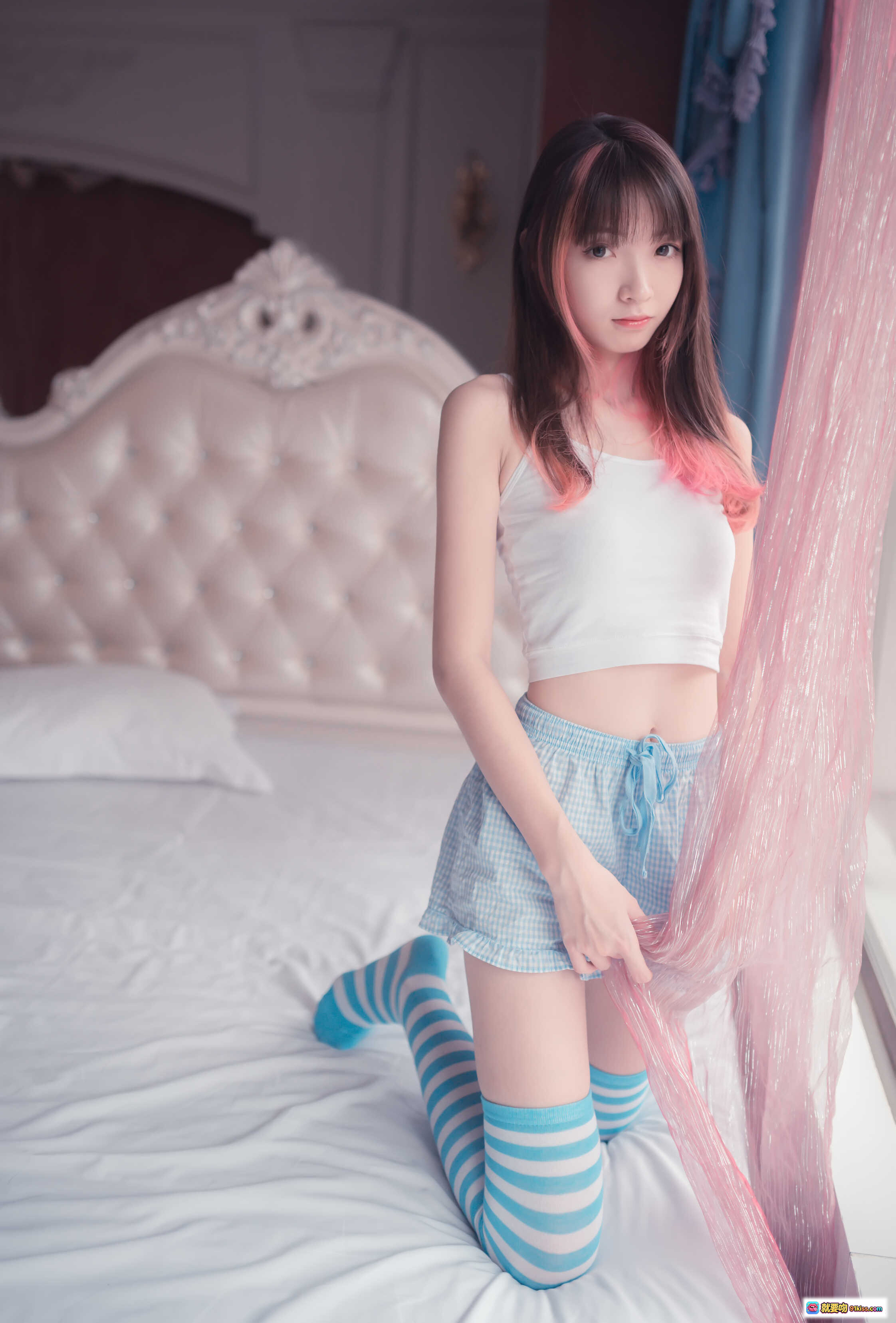 图片[4] - 祖木子NO.007蓝白条纹丝袜小可爱写真｜甜美少女床照｜清新居家风｜50P高清图集 - 就要吻