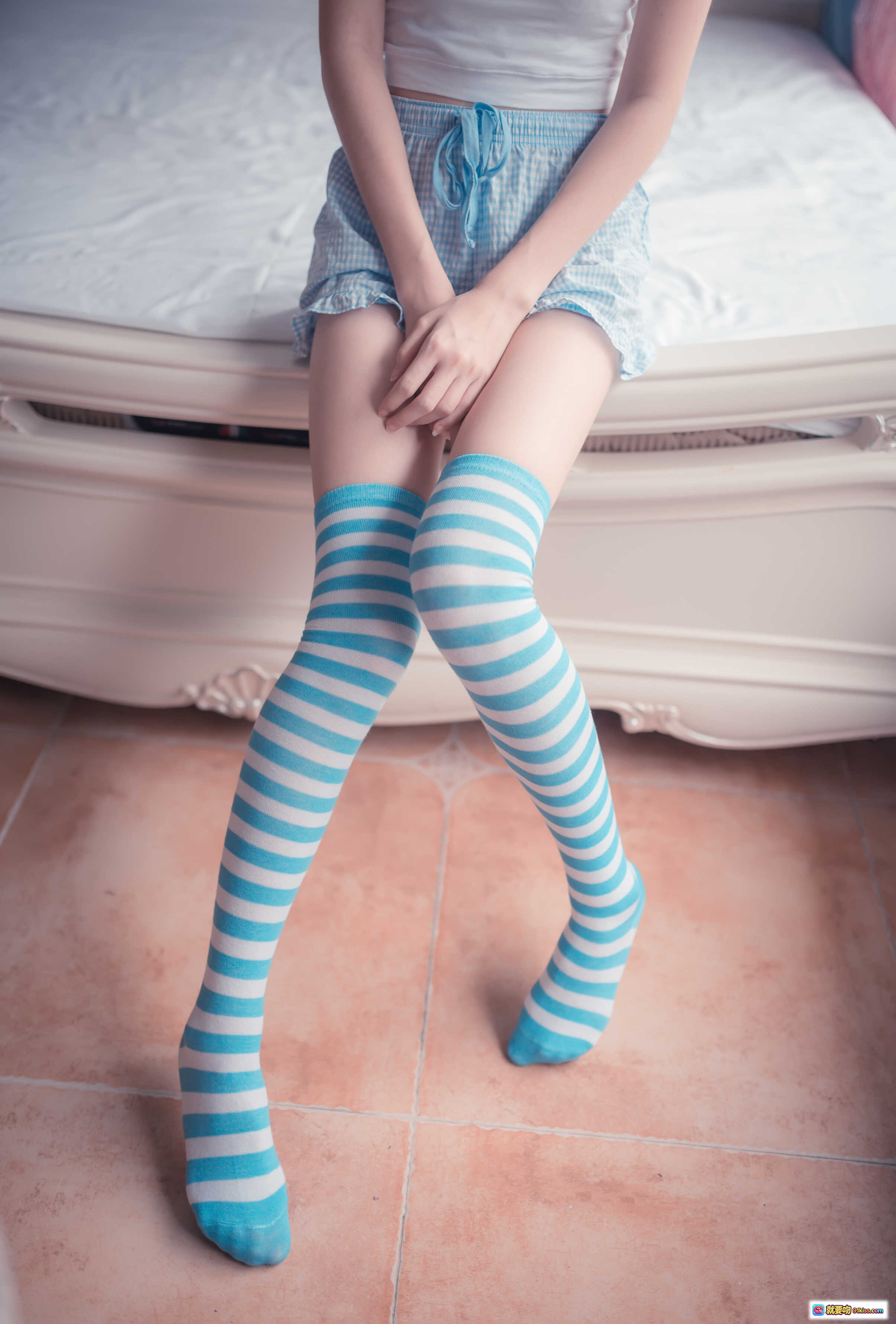 图片[6] - 祖木子NO.007蓝白条纹丝袜小可爱写真｜甜美少女床照｜清新居家风｜50P高清图集 - 就要吻