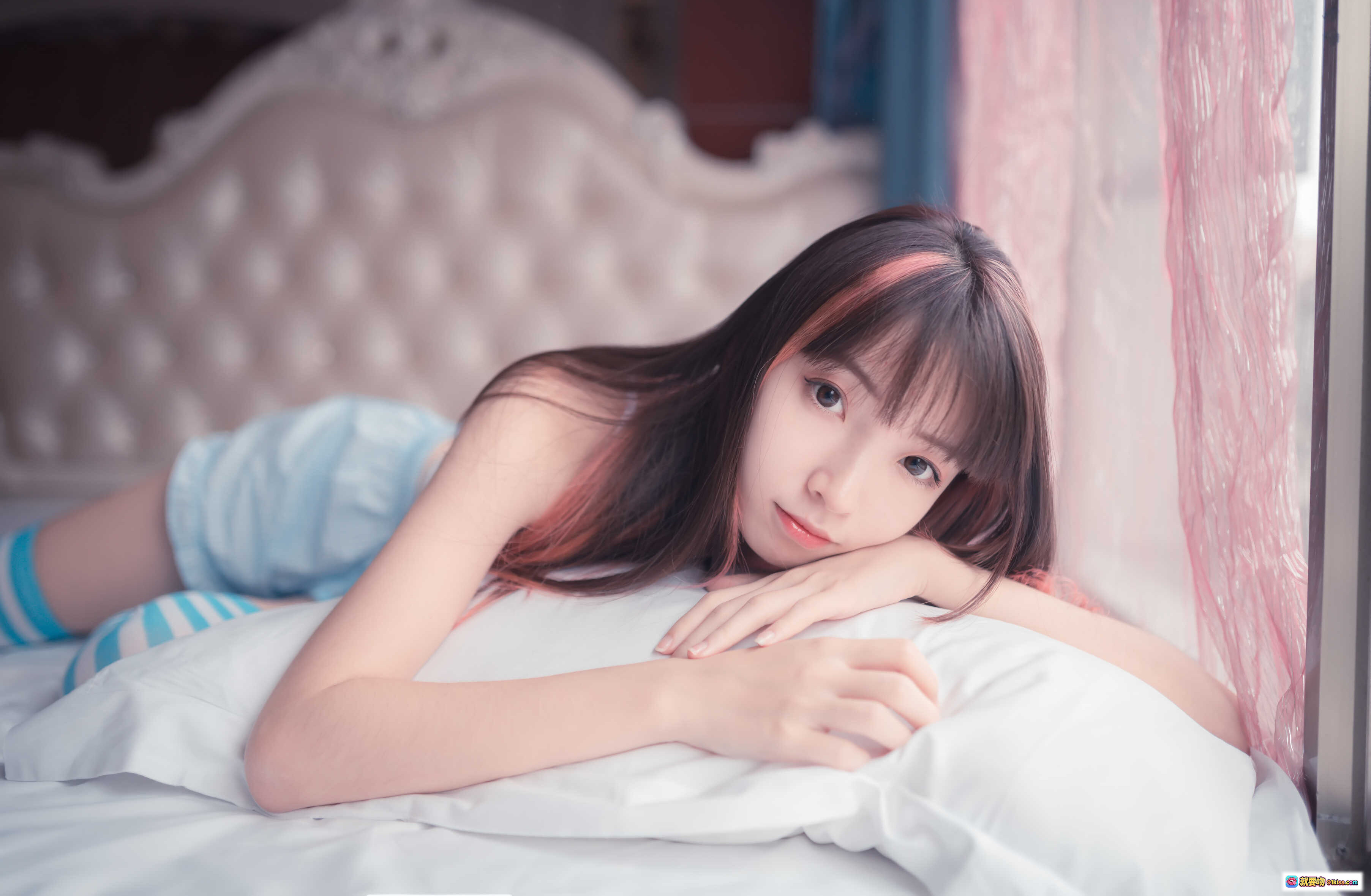 祖木子NO.007蓝白条纹丝袜小可爱写真｜甜美少女床照｜清新居家风｜50P高清图集 - 就要吻