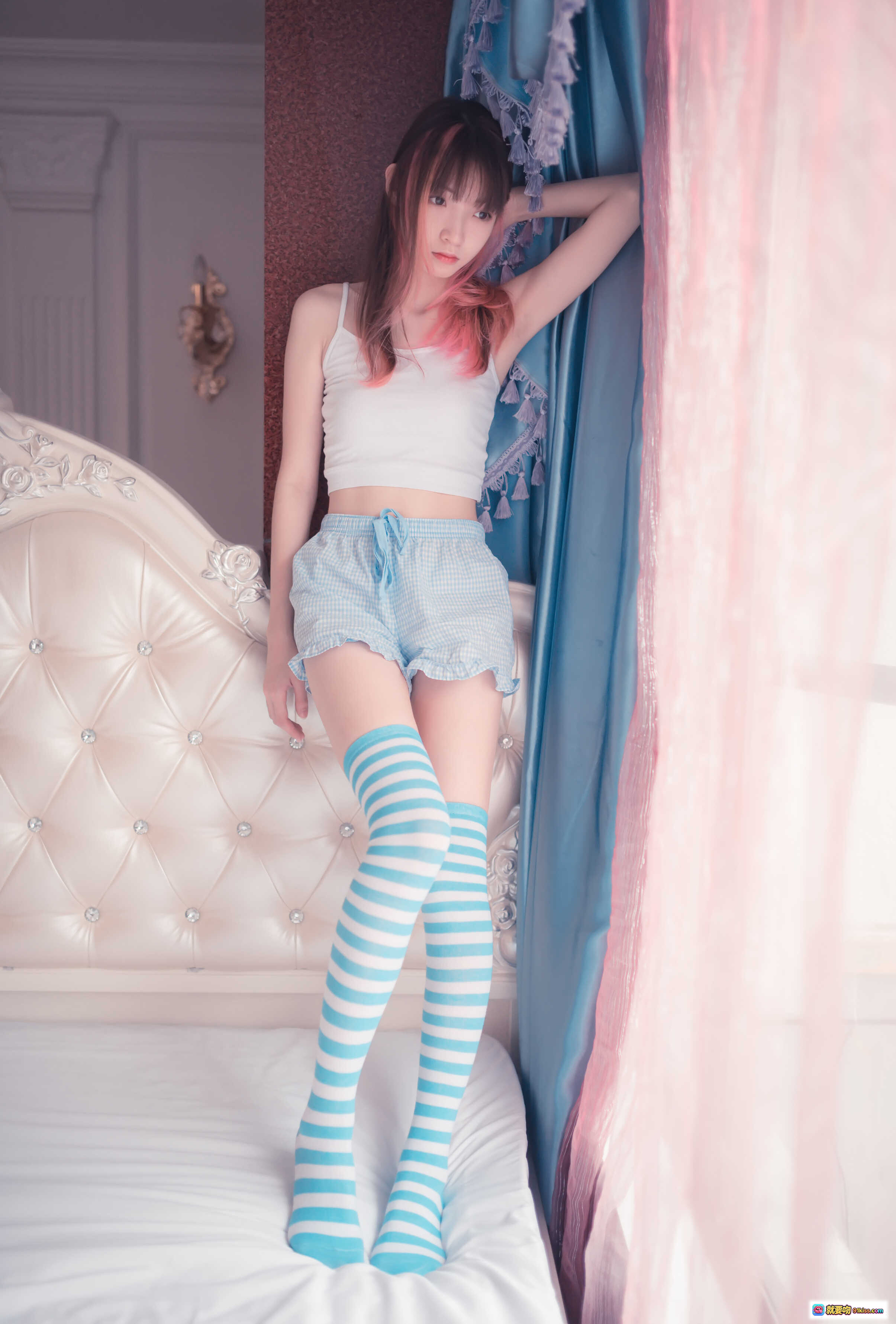 图片[2] - 祖木子NO.007蓝白条纹丝袜小可爱写真｜甜美少女床照｜清新居家风｜50P高清图集 - 就要吻