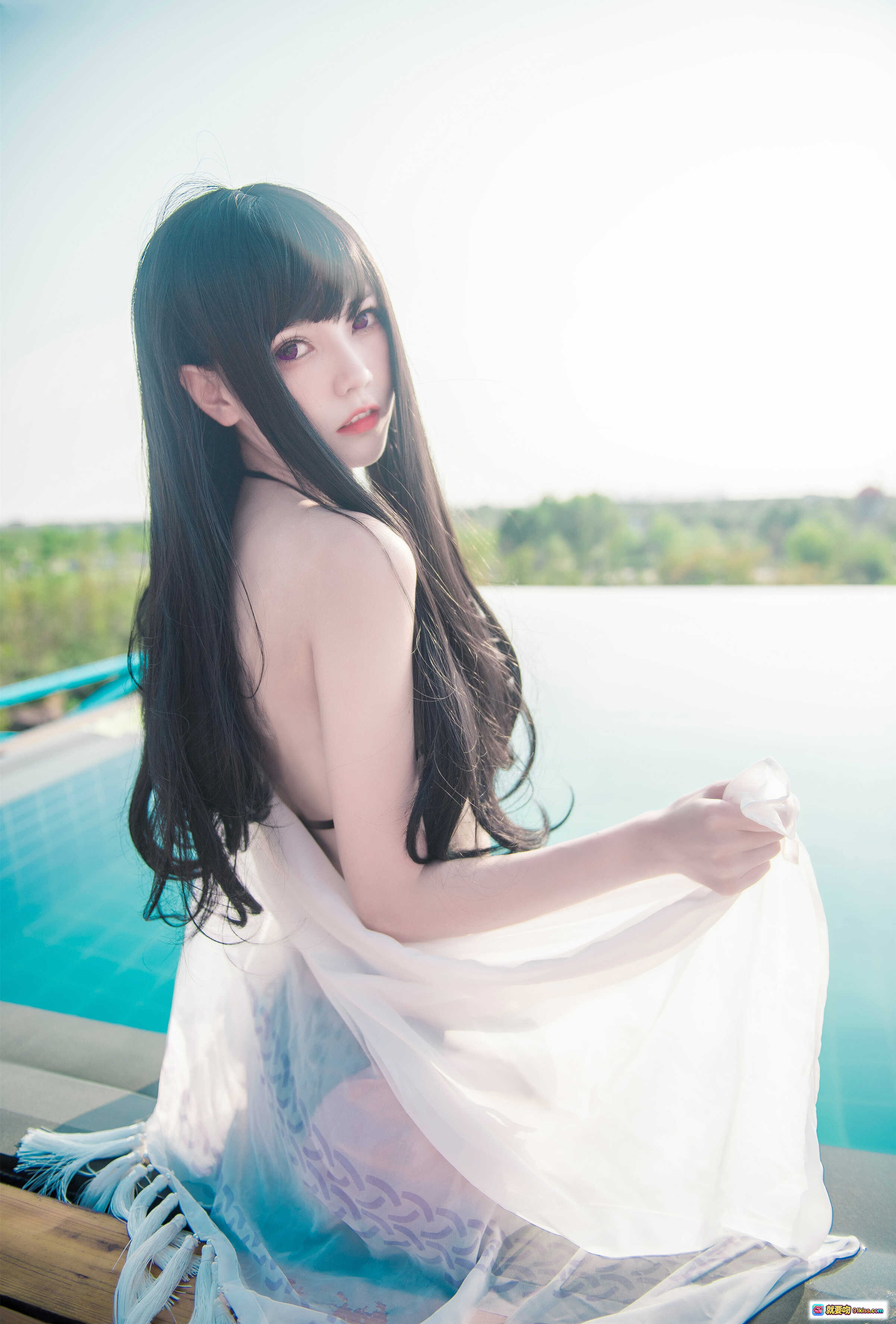 恶魔姐姐cos写真 | 你的负卿NO.016 | 白纱泳池边性感回眸 | 黑长直少女 | 清新户外摄影 | 25P高清图集 - 就要吻