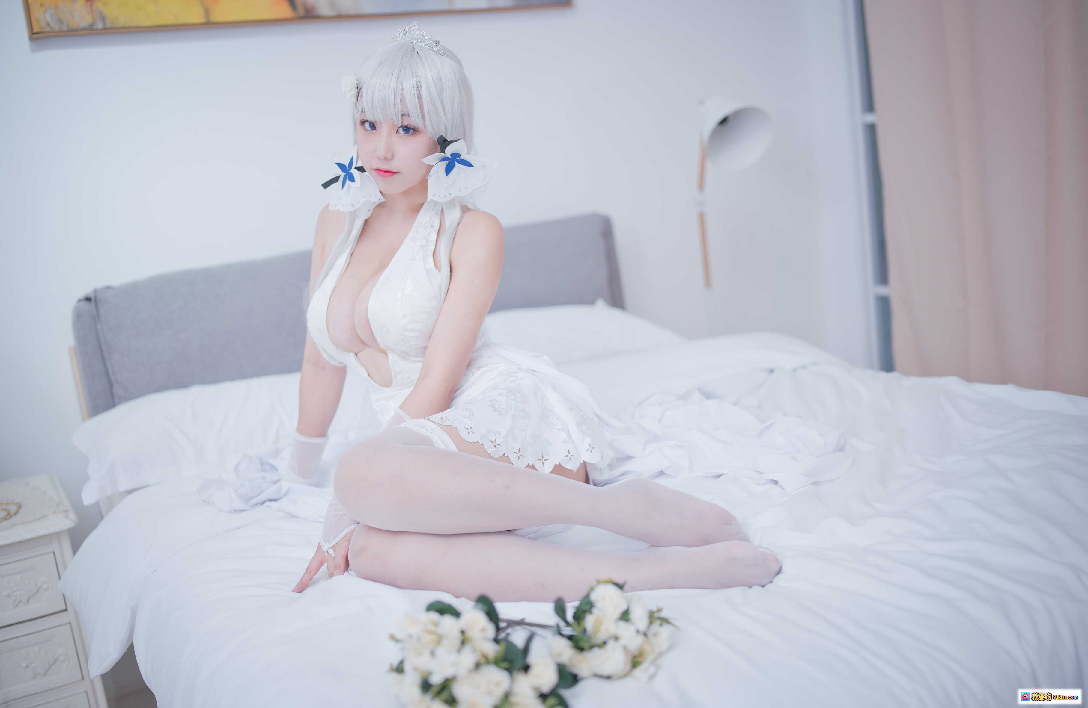 图片[1] - 穆零Mu0 NO.42 光辉婚纱写真 43P高清美图 白发蓝蝶少女 白色蕾丝礼服 床上优雅坐姿 甜美性感风格 无视频纯图集 - 就要吻