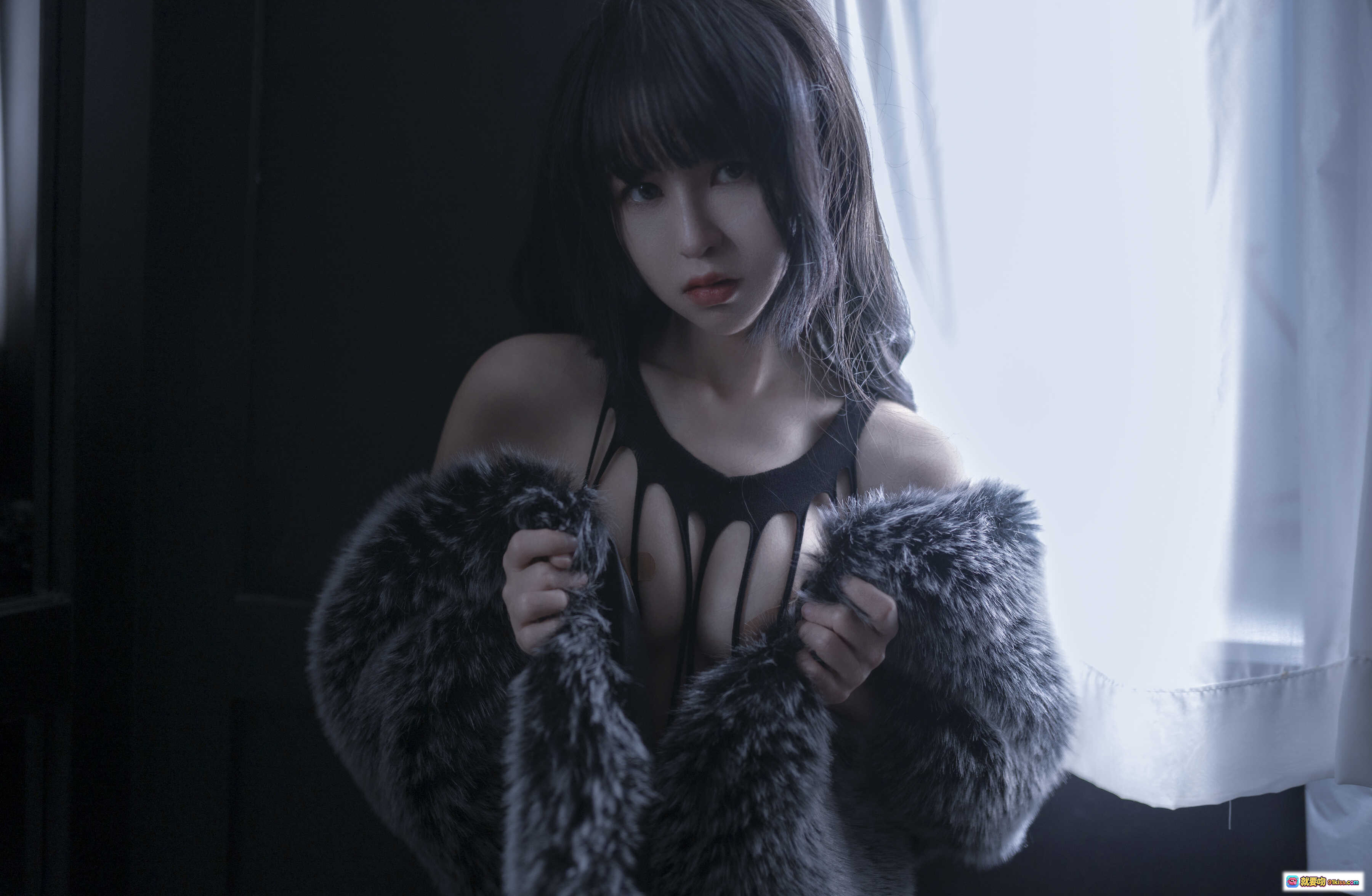 晕崽Zz NO.001 缠绵写真 46P高清私房美图 黑色吊带毛绒外套冷艳氛围感少女摄影 - 就要吻