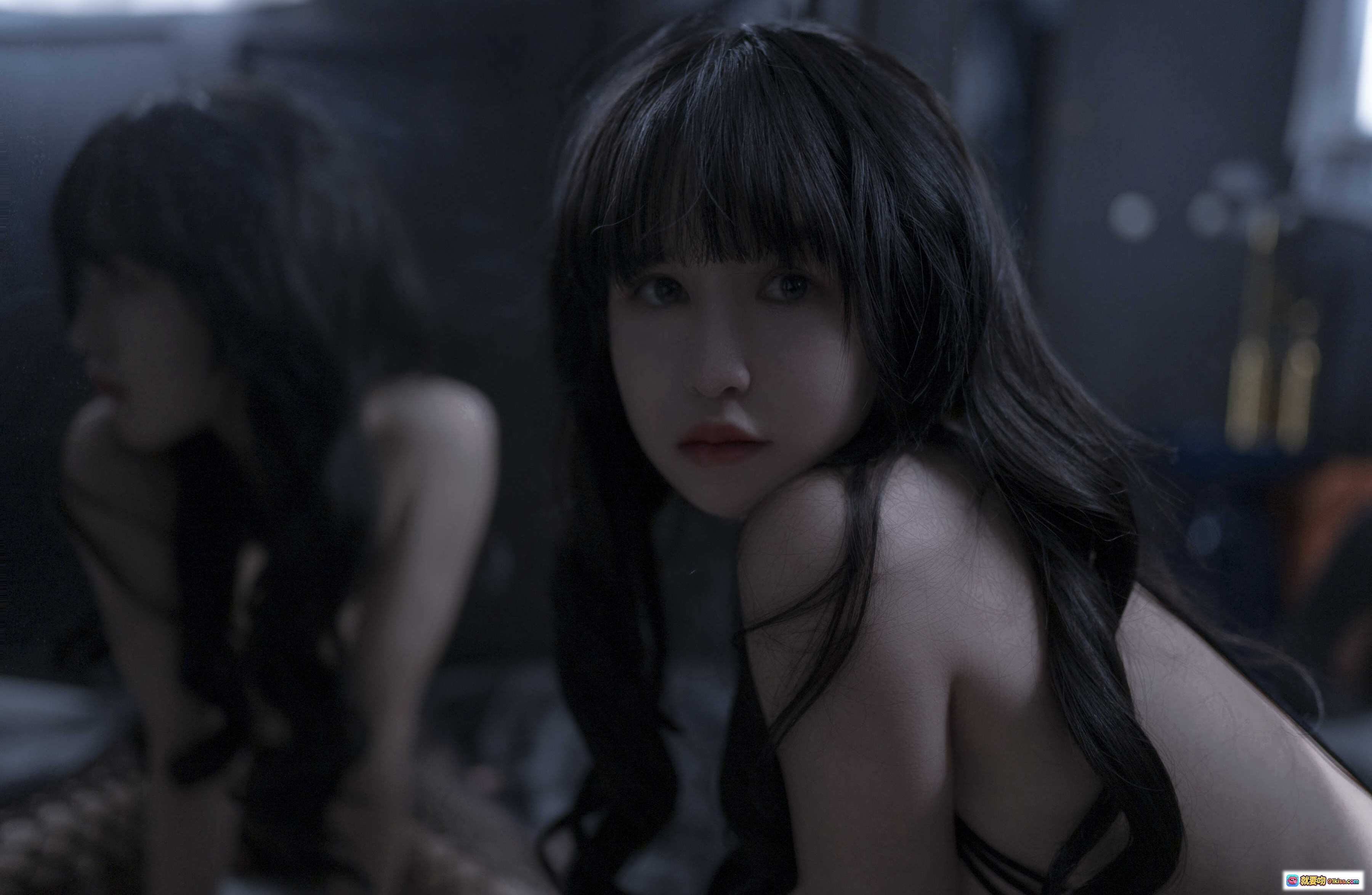 图片[10] - 晕崽Zz NO.001 缠绵写真 46P高清私房美图 黑色吊带毛绒外套冷艳氛围感少女摄影 - 就要吻