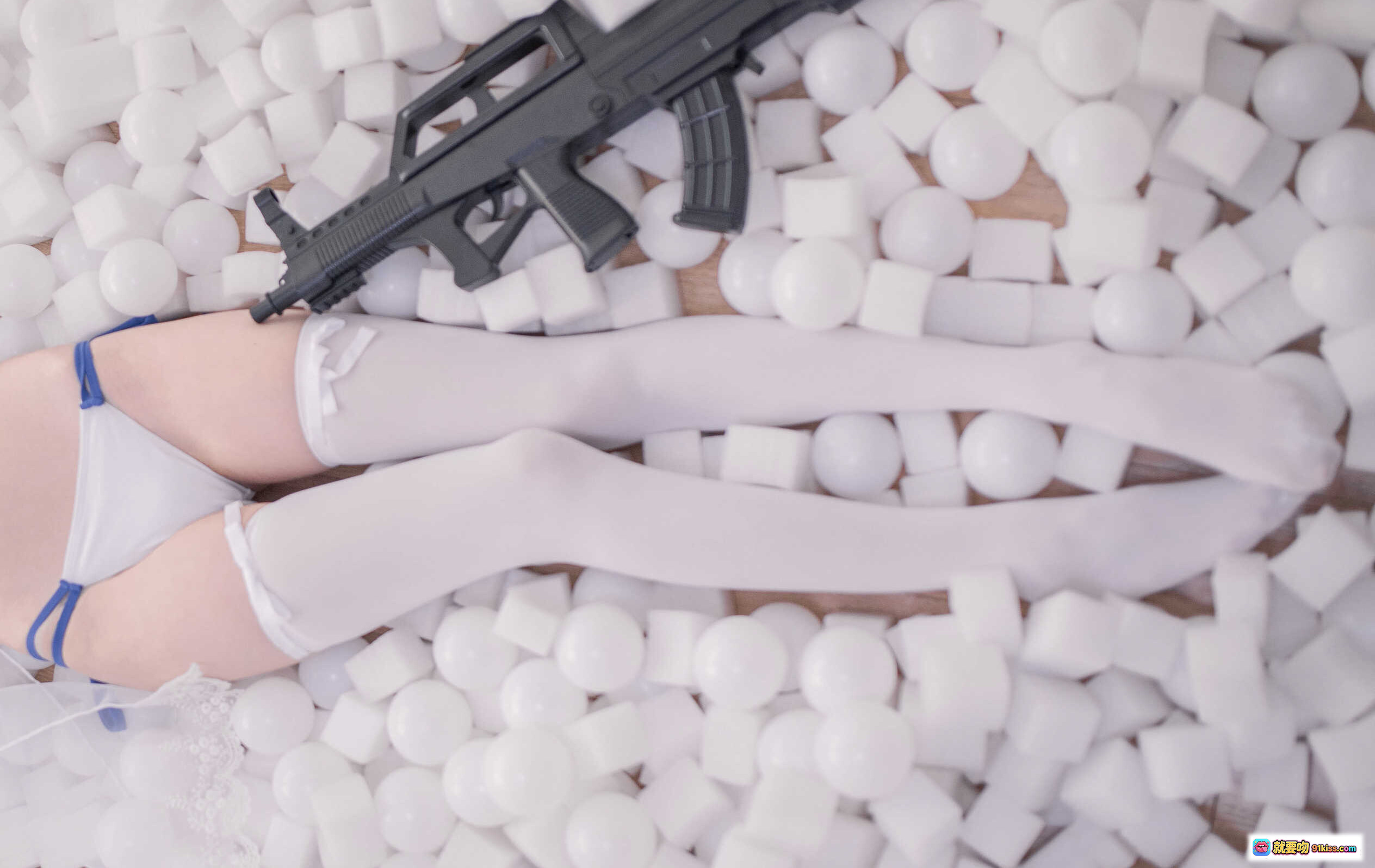 图片[7] - 你的负卿 NO.019 95泳装写真 14P白丝少女球池诱惑 纯欲风蕾丝内衣蓝边比基尼头饰花朵甜酷造型 - 就要吻