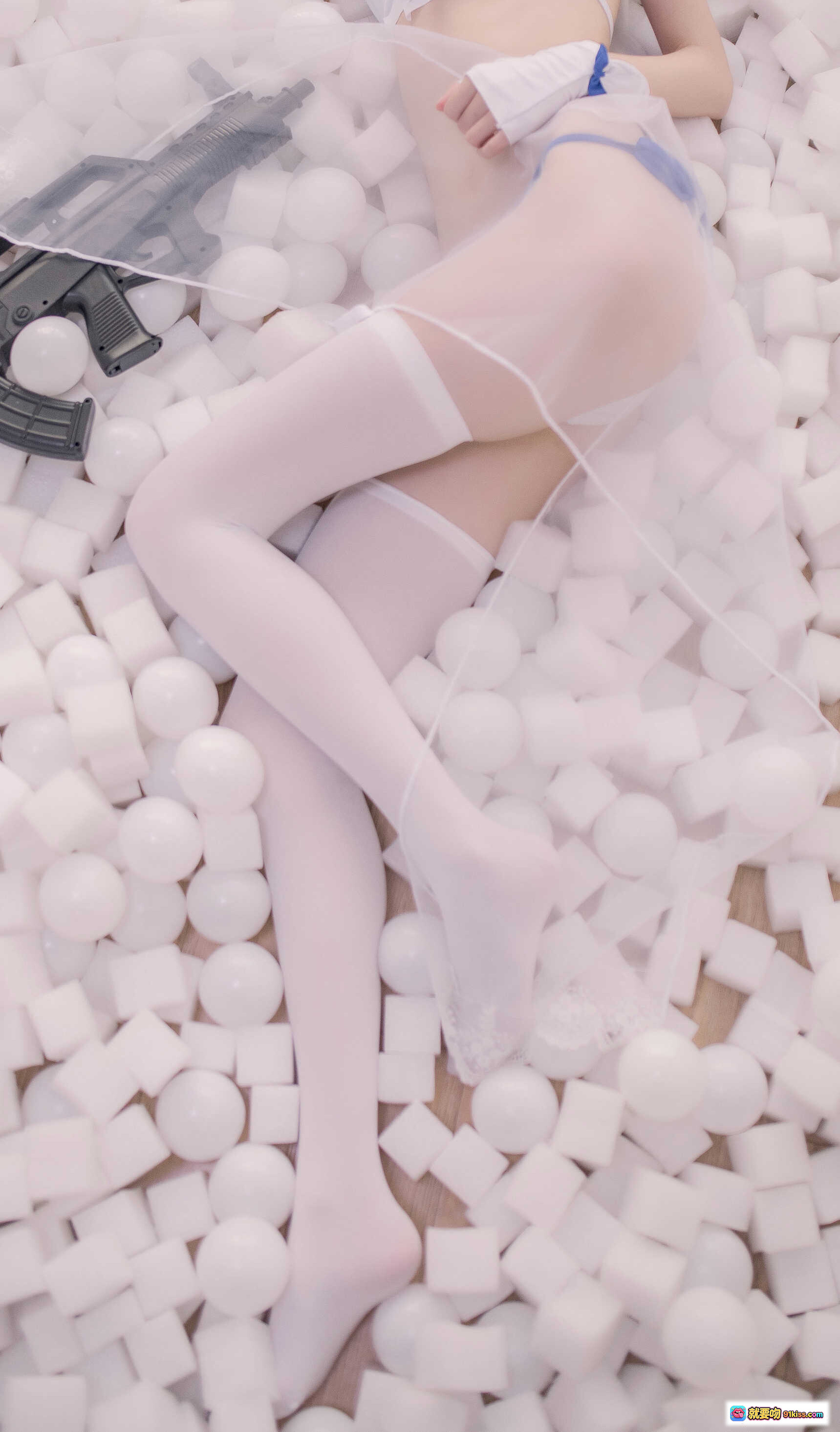 图片[9] - 你的负卿 NO.019 95泳装写真 14P白丝少女球池诱惑 纯欲风蕾丝内衣蓝边比基尼头饰花朵甜酷造型 - 就要吻