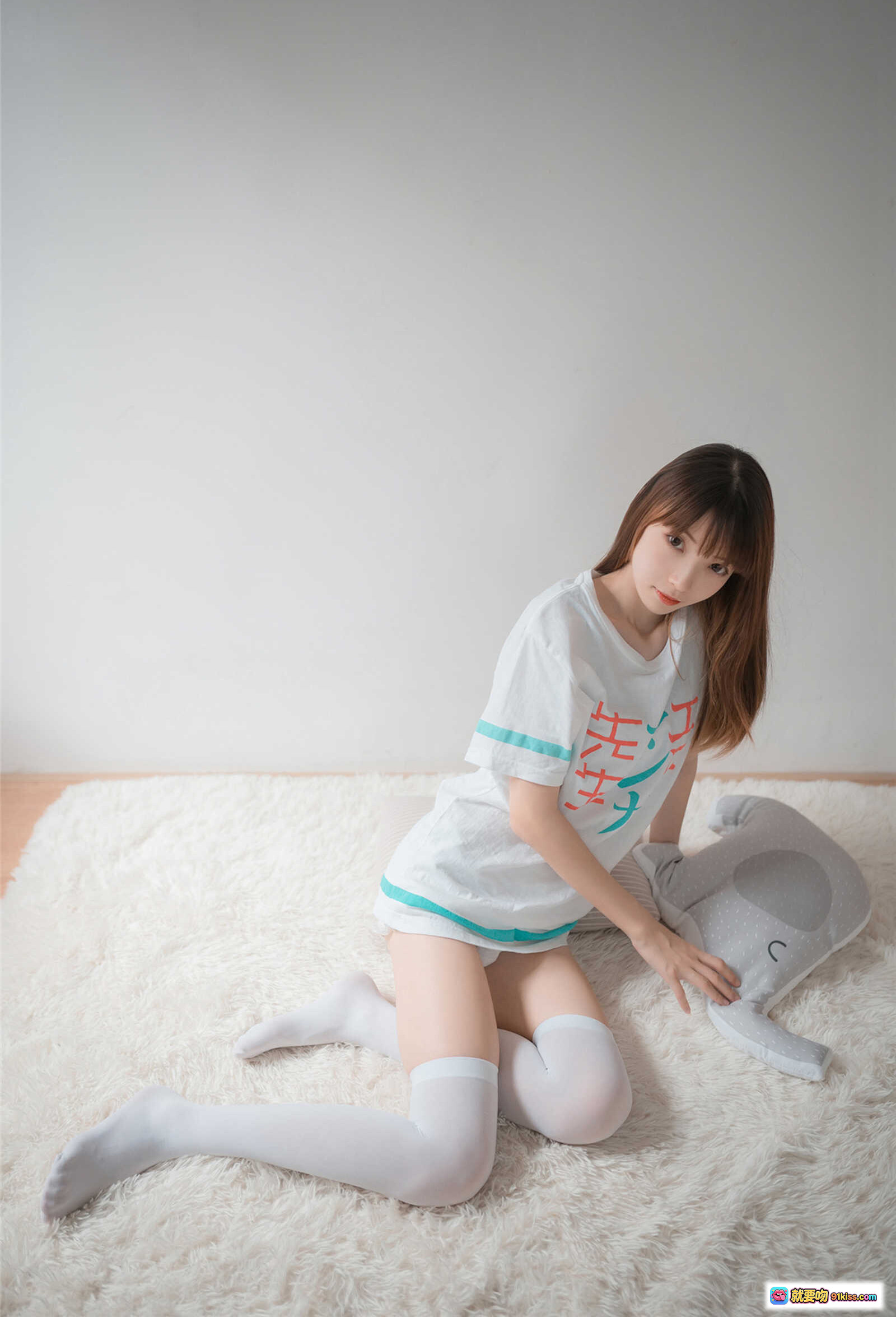 图片[3] - 祖木子NO.019活力白丝少女写真｜清新居家风白色T恤短裤搭配透明白袜｜50P高清图集 - 就要吻