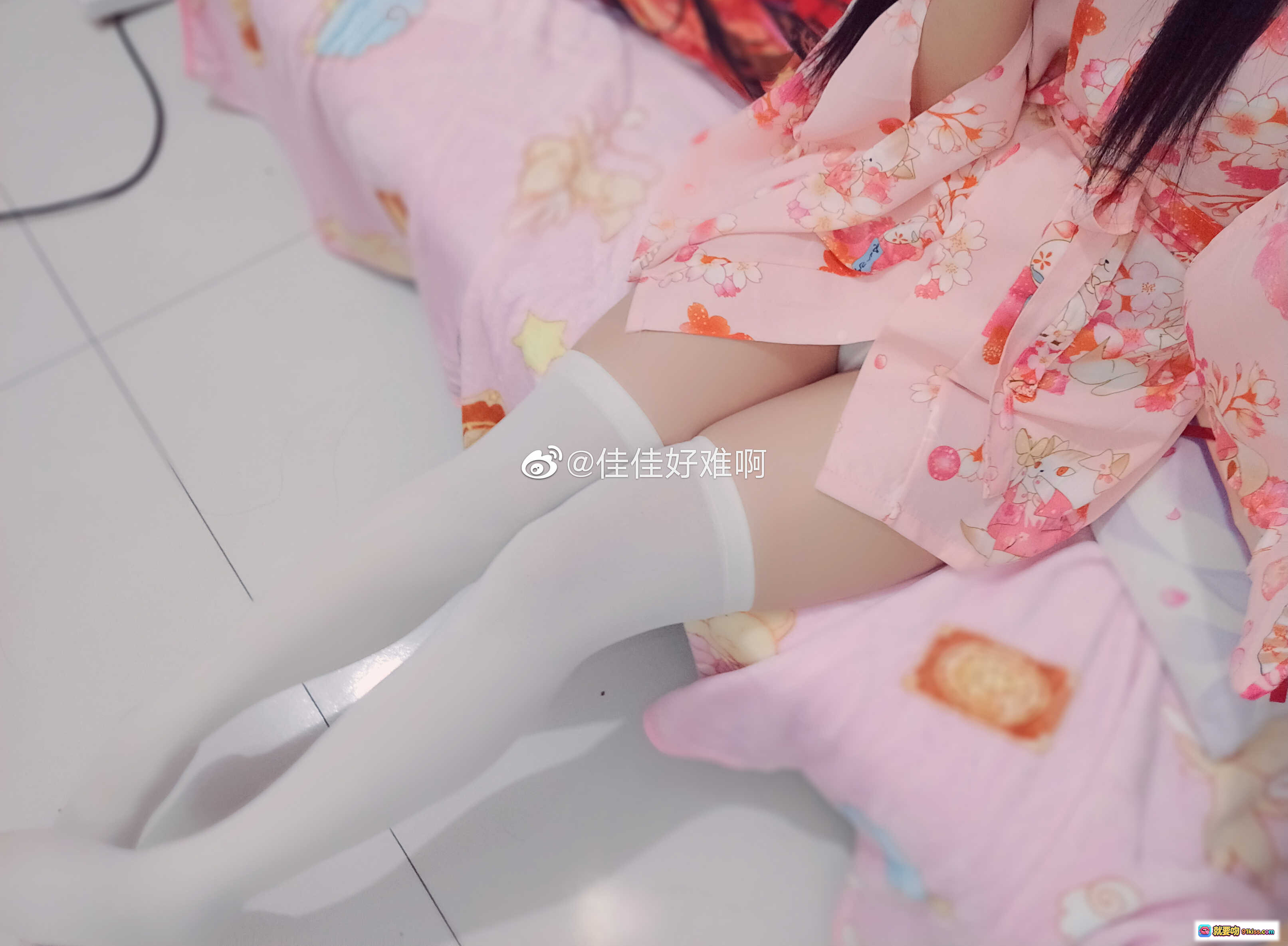 图片[1] - 佳佳好难啊VOL.08蕾姆粉色和风睡衣白丝美腿写真少女萌系居家私房摄影 - 就要吻