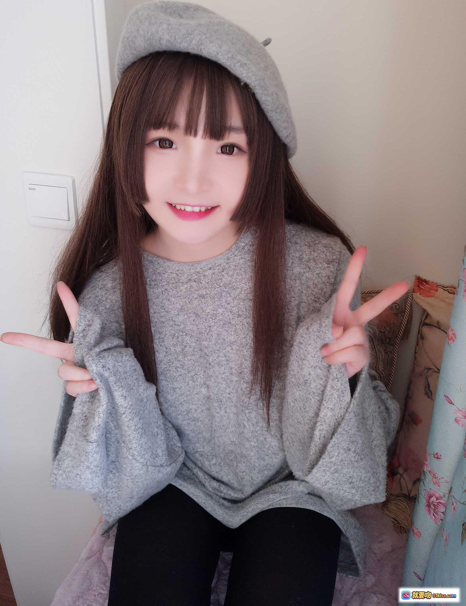 图片[1] - 古川NO.021鲨鱼画家甜美笑容灰色贝雷帽宽松毛衣少女风居家写真15P - 就要吻
