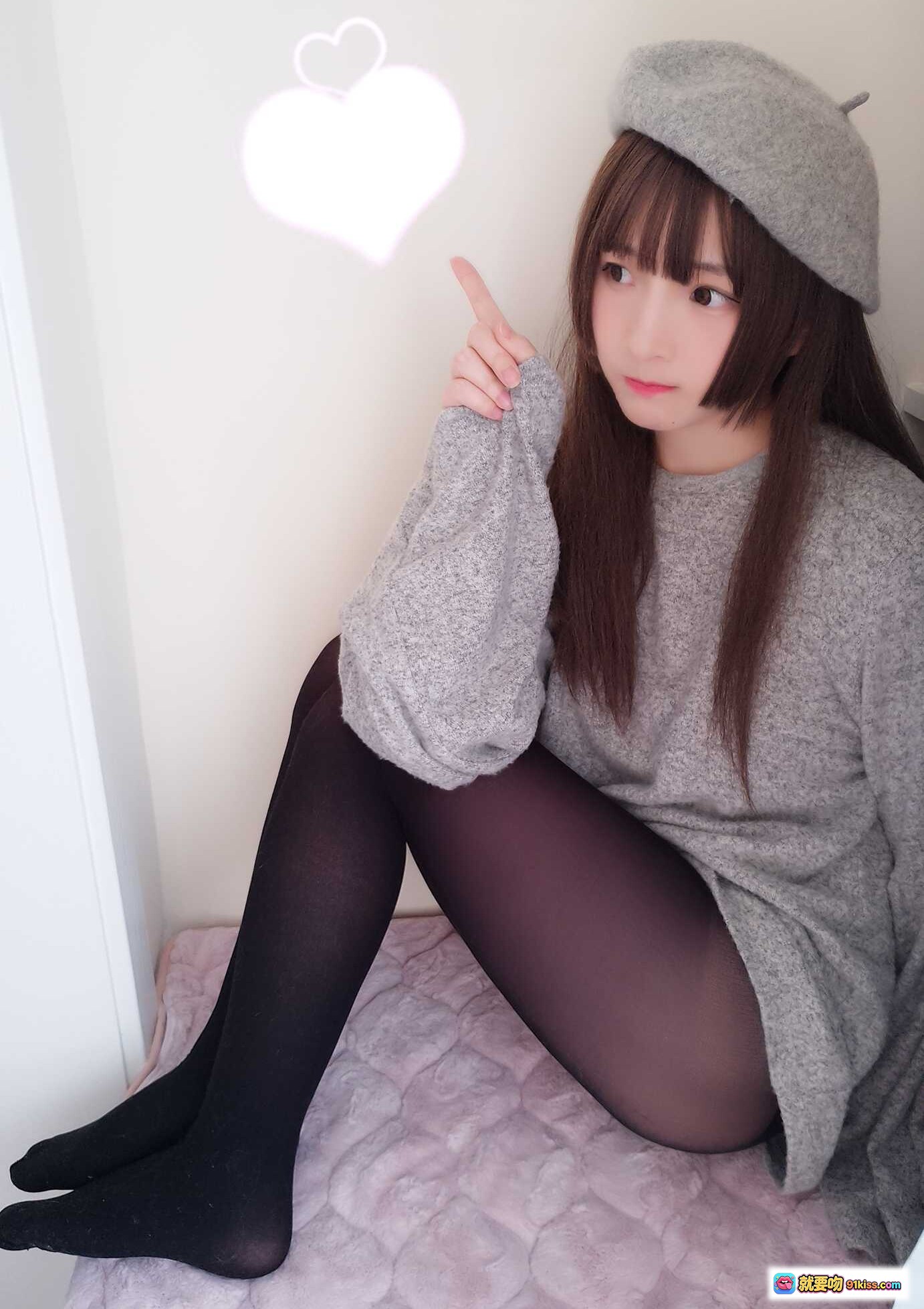 图片[4] - 古川NO.021鲨鱼画家甜美笑容灰色贝雷帽宽松毛衣少女风居家写真15P - 就要吻