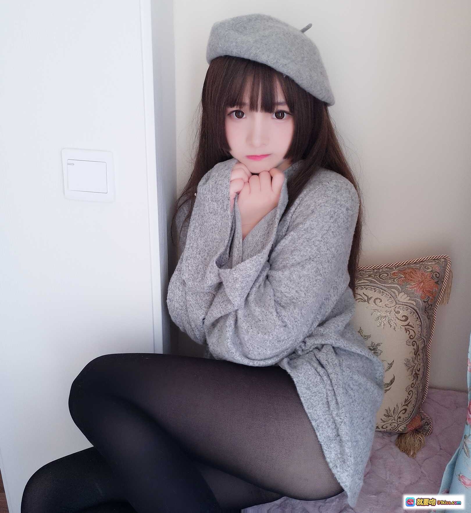 图片[5] - 古川NO.021鲨鱼画家甜美笑容灰色贝雷帽宽松毛衣少女风居家写真15P - 就要吻