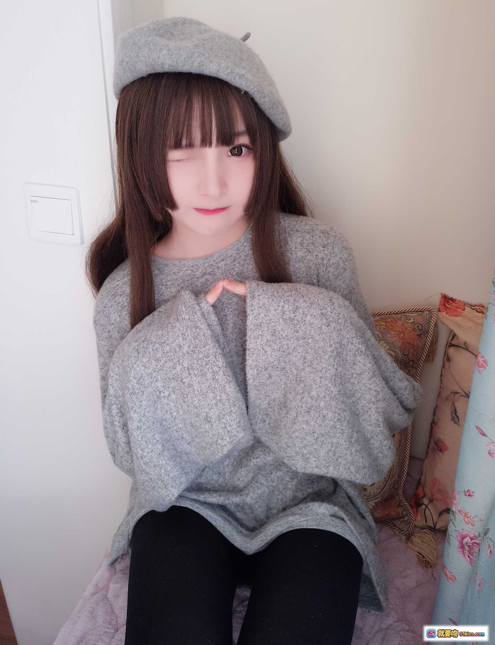 图片[3] - 古川NO.021鲨鱼画家甜美笑容灰色贝雷帽宽松毛衣少女风居家写真15P - 就要吻