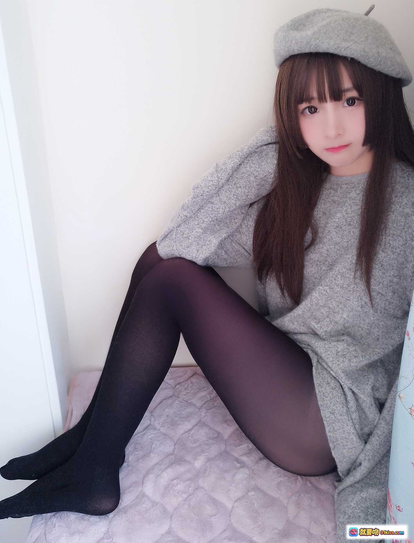 图片[9] - 古川NO.021鲨鱼画家甜美笑容灰色贝雷帽宽松毛衣少女风居家写真15P - 就要吻