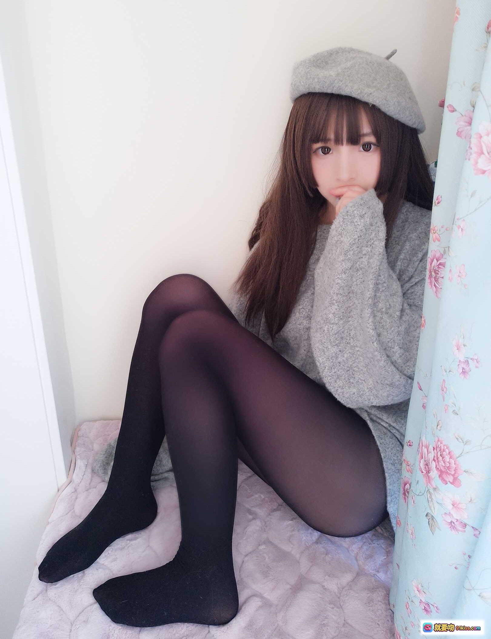 图片[6] - 古川NO.021鲨鱼画家甜美笑容灰色贝雷帽宽松毛衣少女风居家写真15P - 就要吻