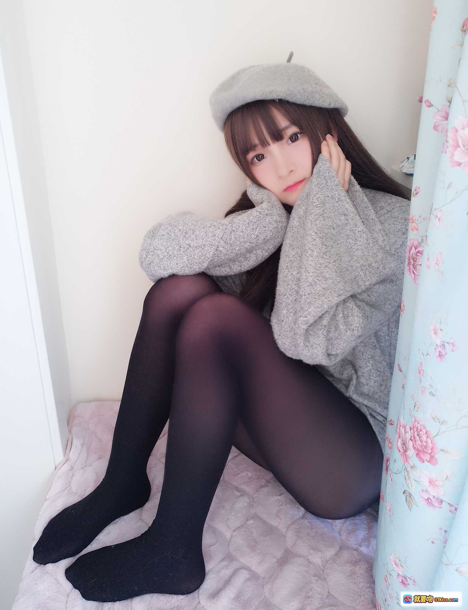 图片[7] - 古川NO.021鲨鱼画家甜美笑容灰色贝雷帽宽松毛衣少女风居家写真15P - 就要吻