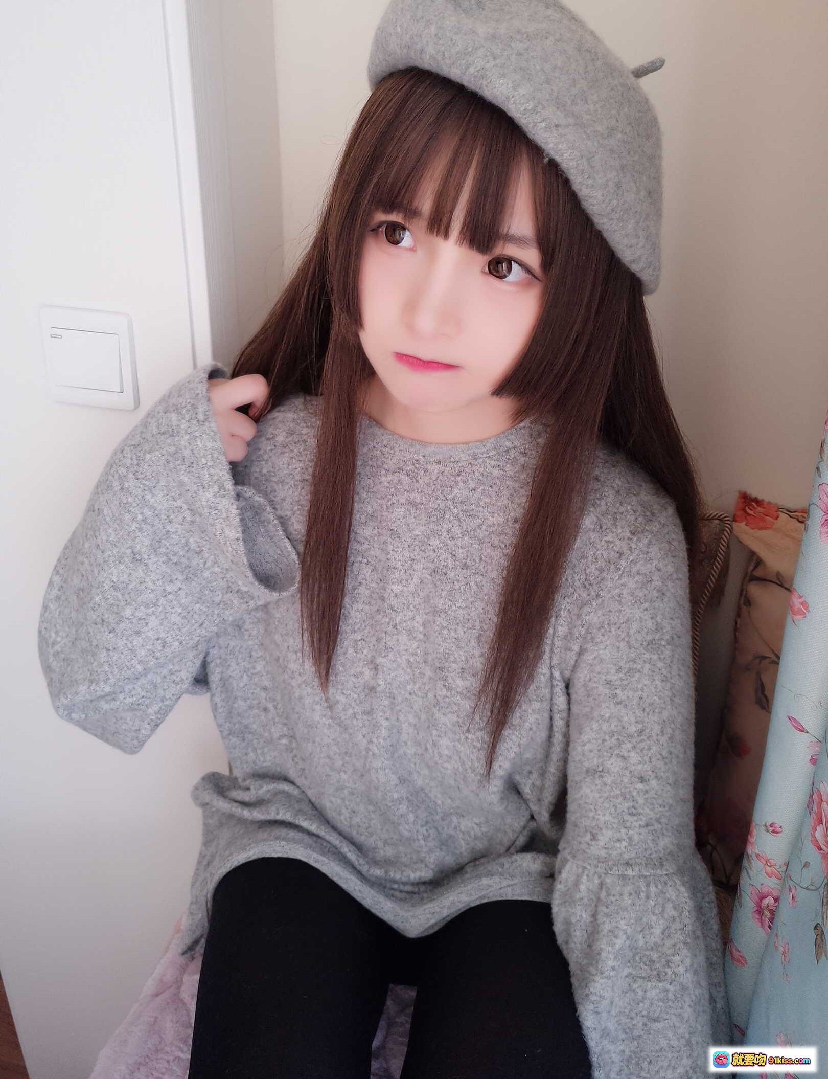 图片[2] - 古川NO.021鲨鱼画家甜美笑容灰色贝雷帽宽松毛衣少女风居家写真15P - 就要吻