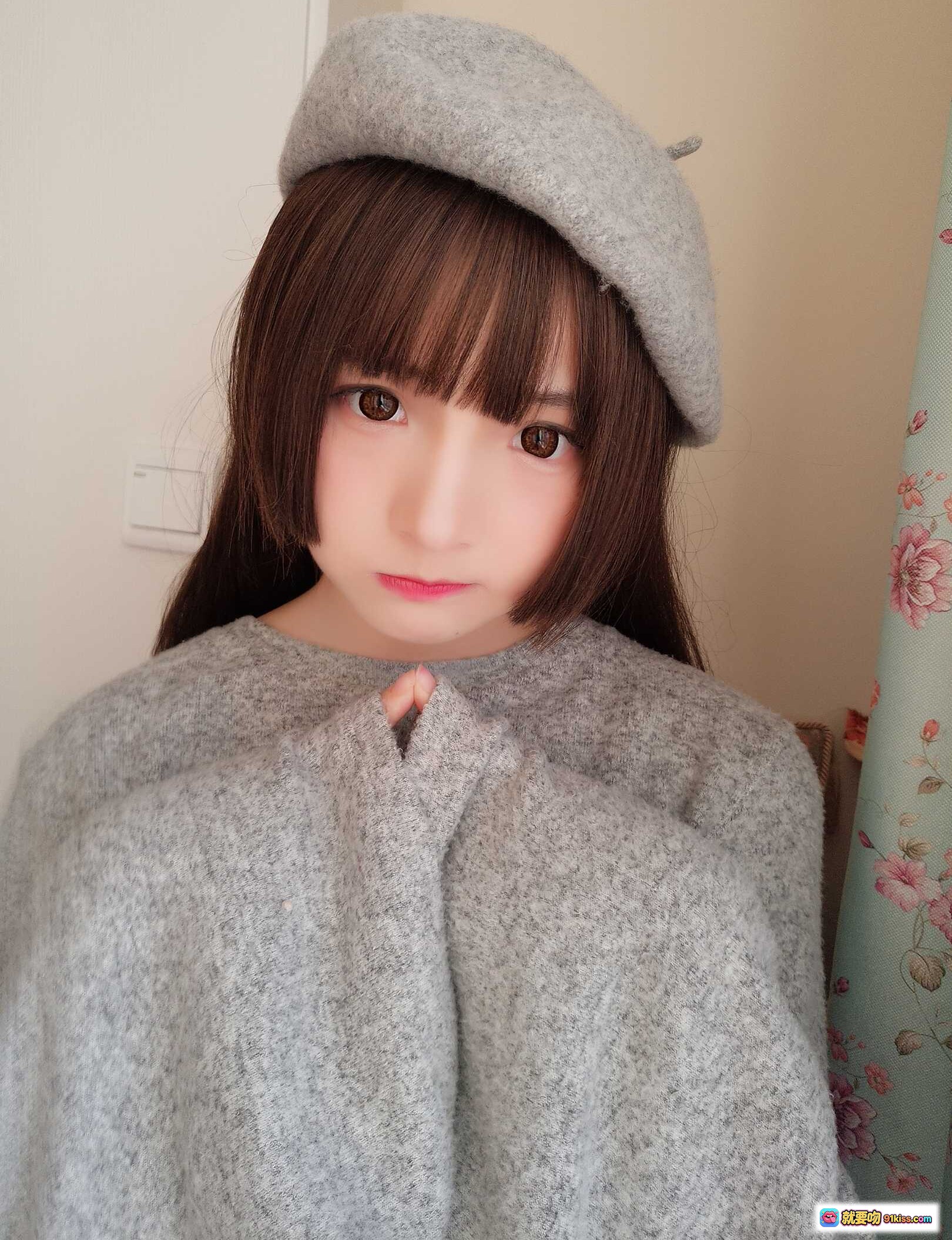 图片[8] - 古川NO.021鲨鱼画家甜美笑容灰色贝雷帽宽松毛衣少女风居家写真15P - 就要吻