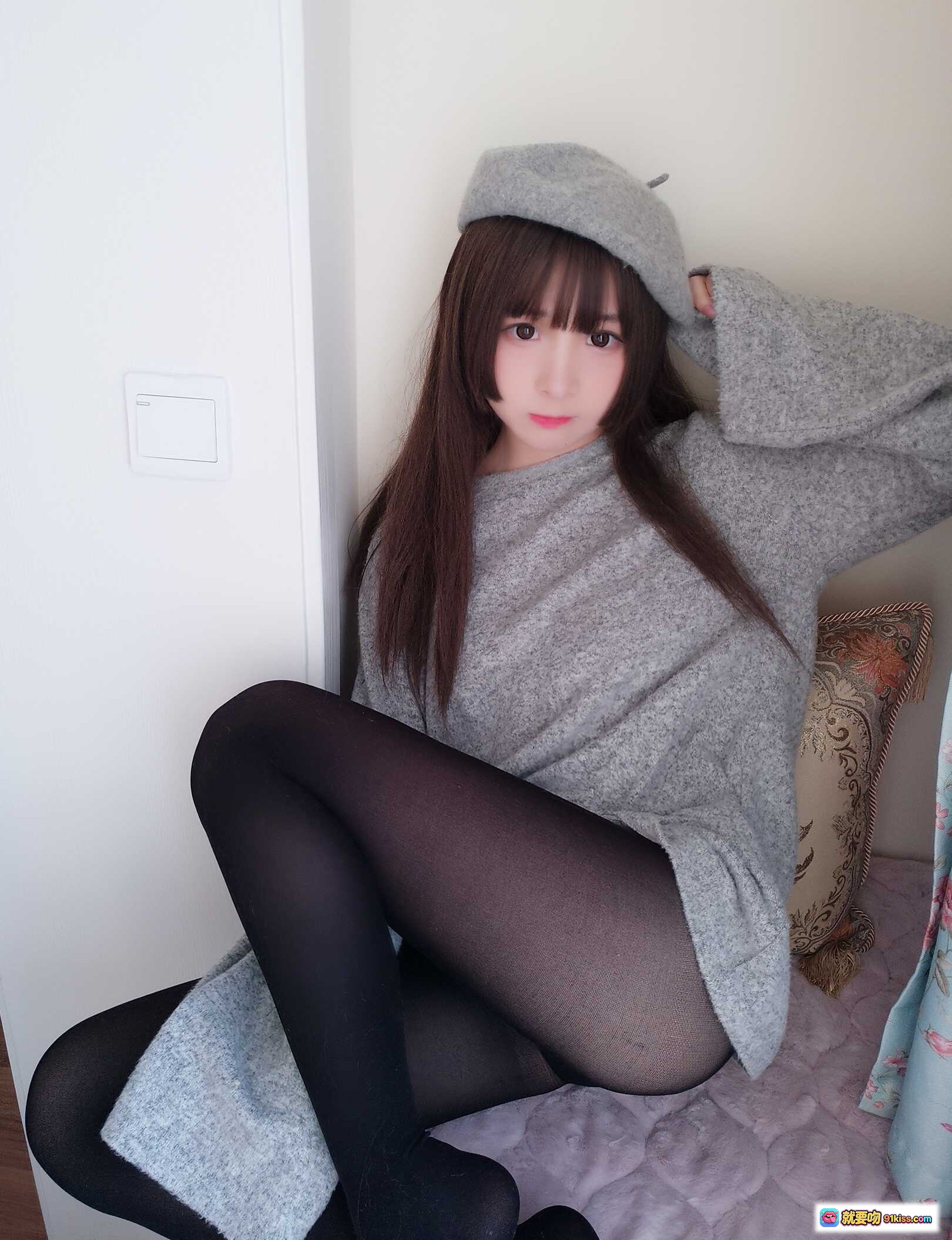 图片[10] - 古川NO.021鲨鱼画家甜美笑容灰色贝雷帽宽松毛衣少女风居家写真15P - 就要吻