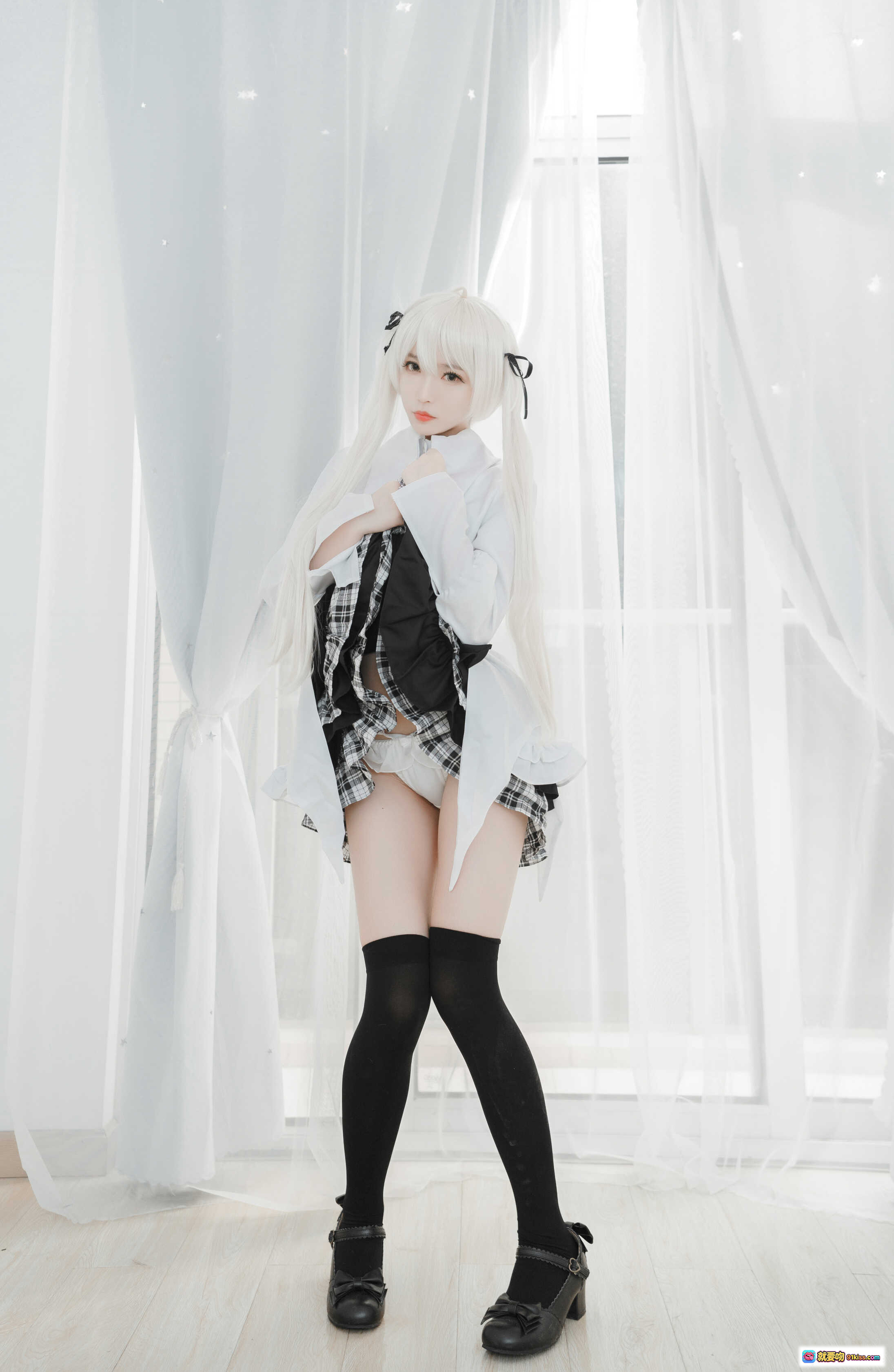 图片[10] - 白易子NO.09哥特风cosplay写真 白发双马尾 白衬衫格子裙 黑丝袜 窗边柔光少女风摄影 12P高清图集 - 就要吻