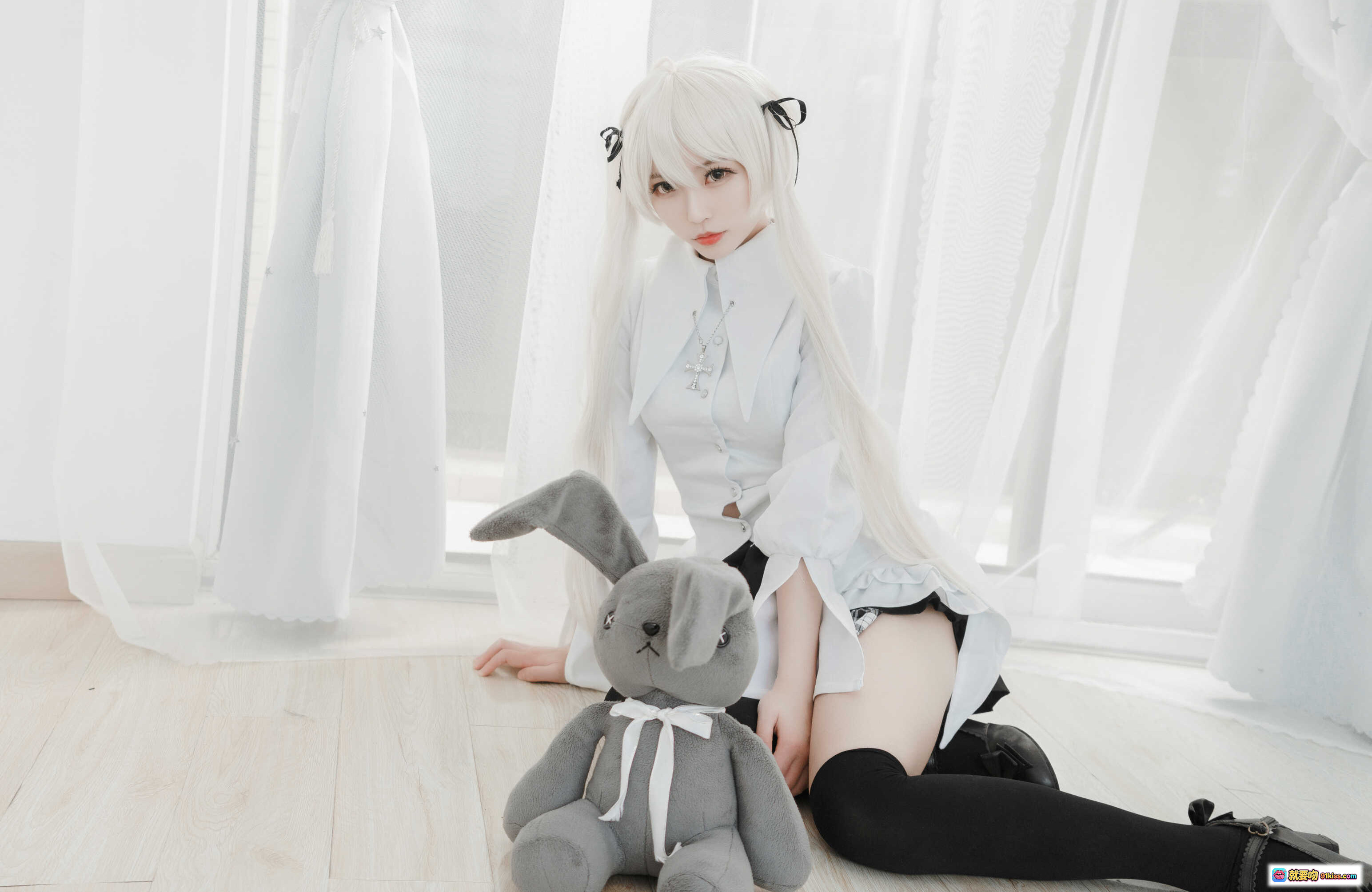 图片[5] - 白易子NO.09哥特风cosplay写真 白发双马尾 白衬衫格子裙 黑丝袜 窗边柔光少女风摄影 12P高清图集 - 就要吻