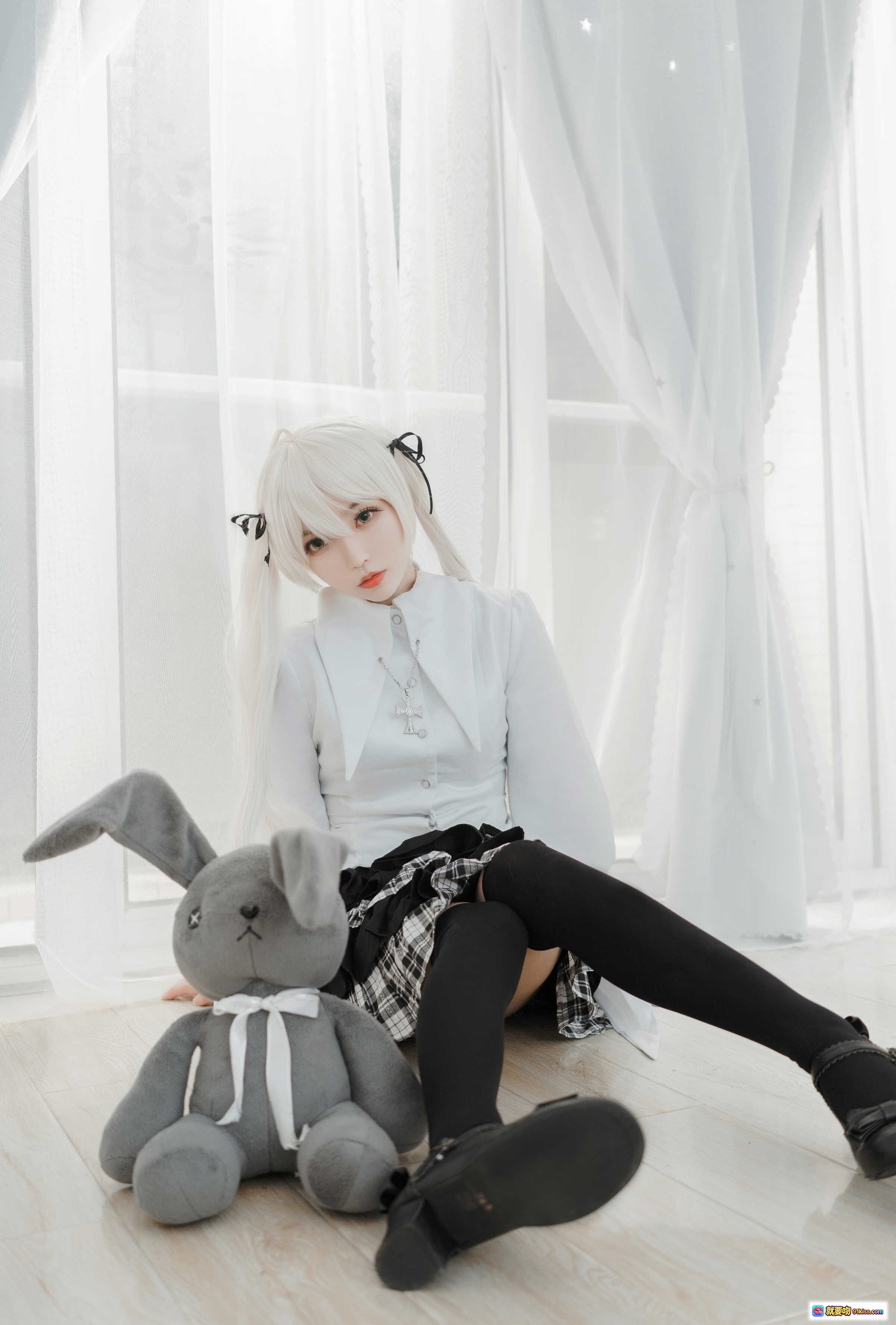 图片[7] - 白易子NO.09哥特风cosplay写真 白发双马尾 白衬衫格子裙 黑丝袜 窗边柔光少女风摄影 12P高清图集 - 就要吻
