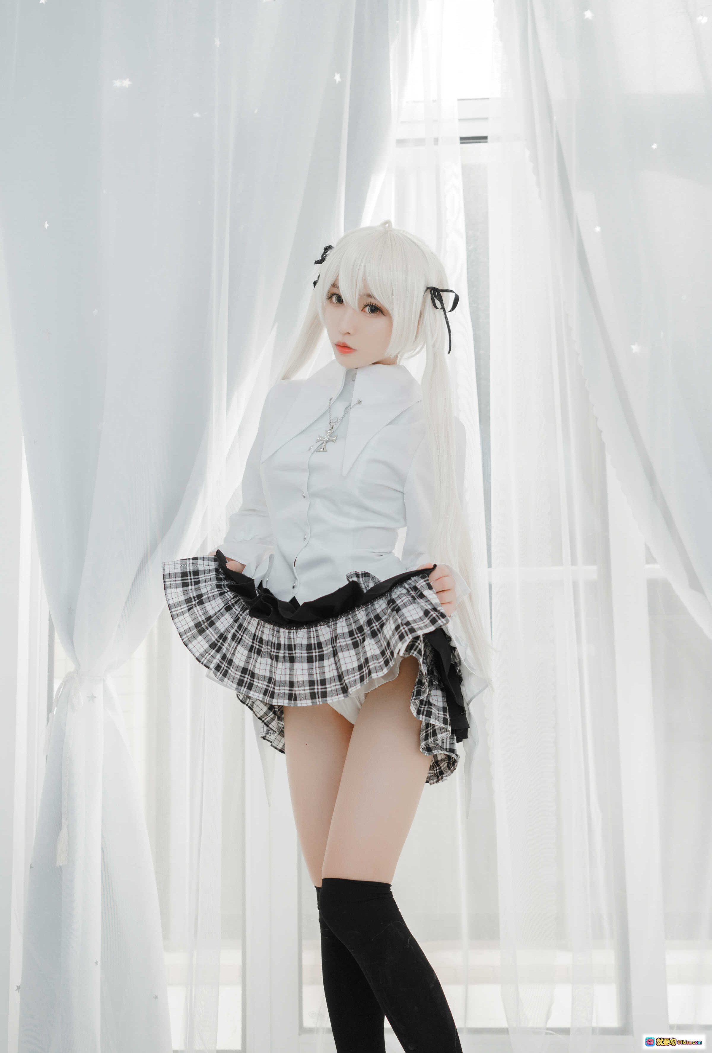 图片[1] - 白易子NO.09哥特风cosplay写真 白发双马尾 白衬衫格子裙 黑丝袜 窗边柔光少女风摄影 12P高清图集 - 就要吻