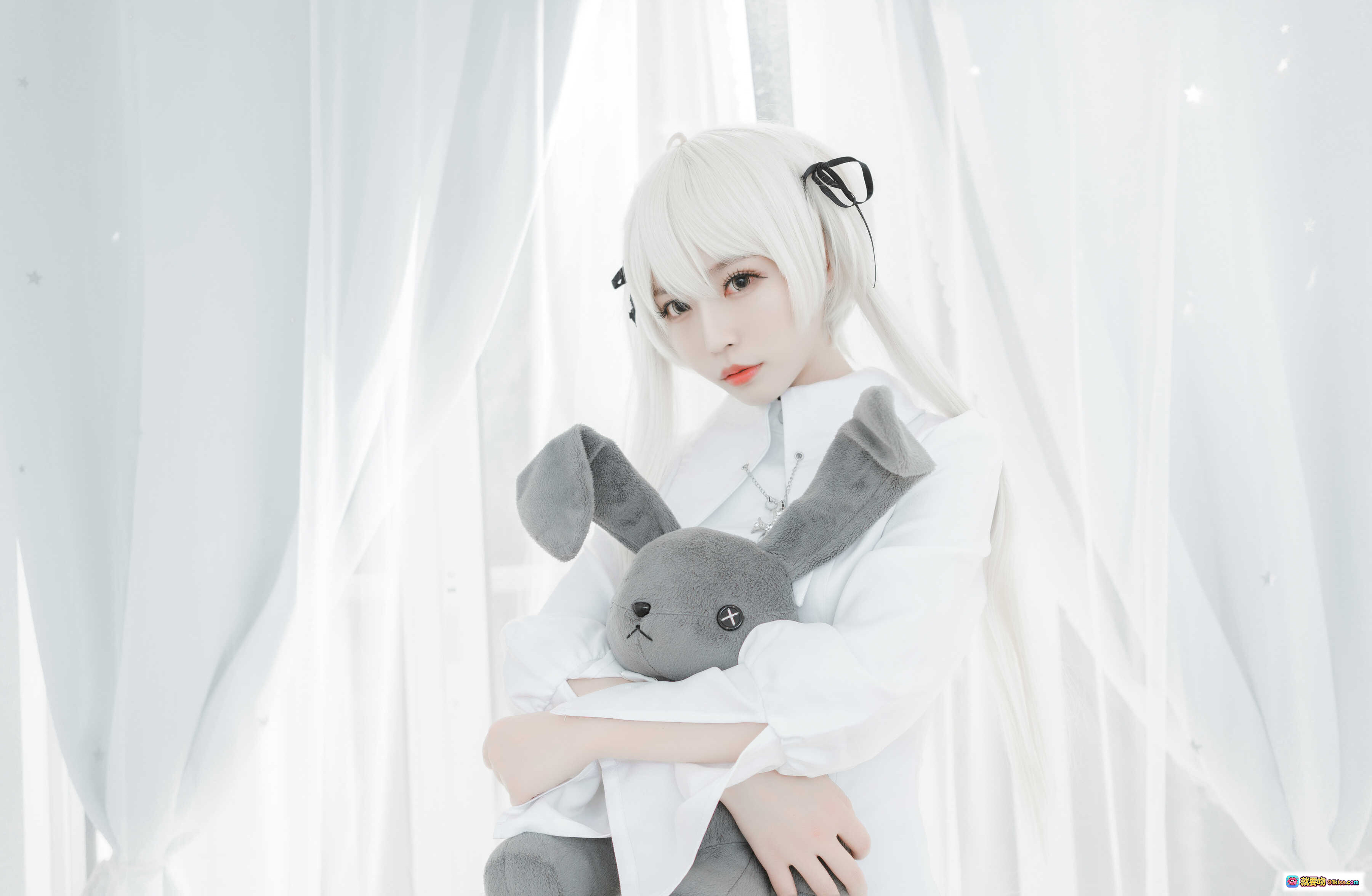 图片[8] - 白易子NO.09哥特风cosplay写真 白发双马尾 白衬衫格子裙 黑丝袜 窗边柔光少女风摄影 12P高清图集 - 就要吻