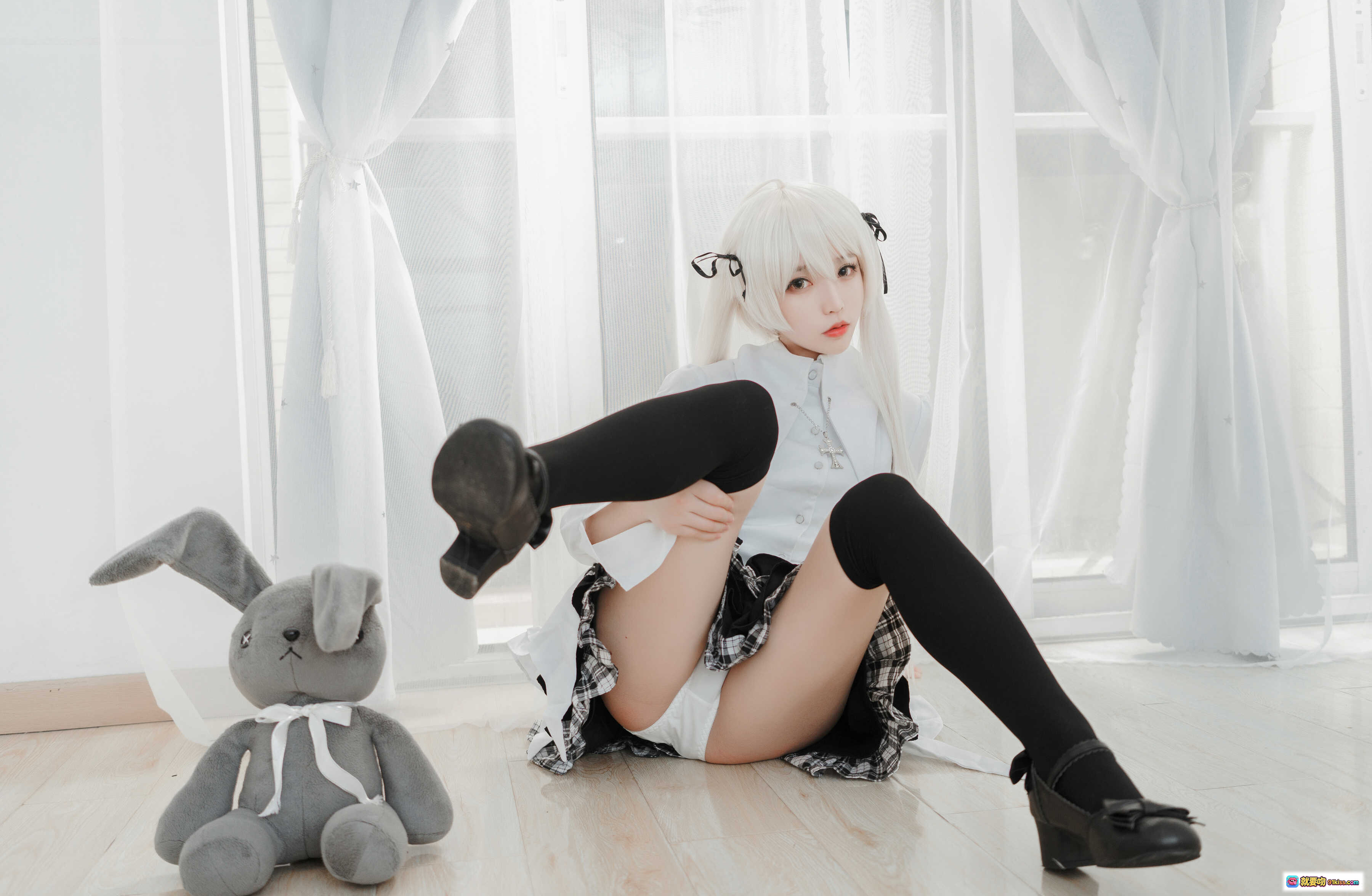 图片[9] - 白易子NO.09哥特风cosplay写真 白发双马尾 白衬衫格子裙 黑丝袜 窗边柔光少女风摄影 12P高清图集 - 就要吻