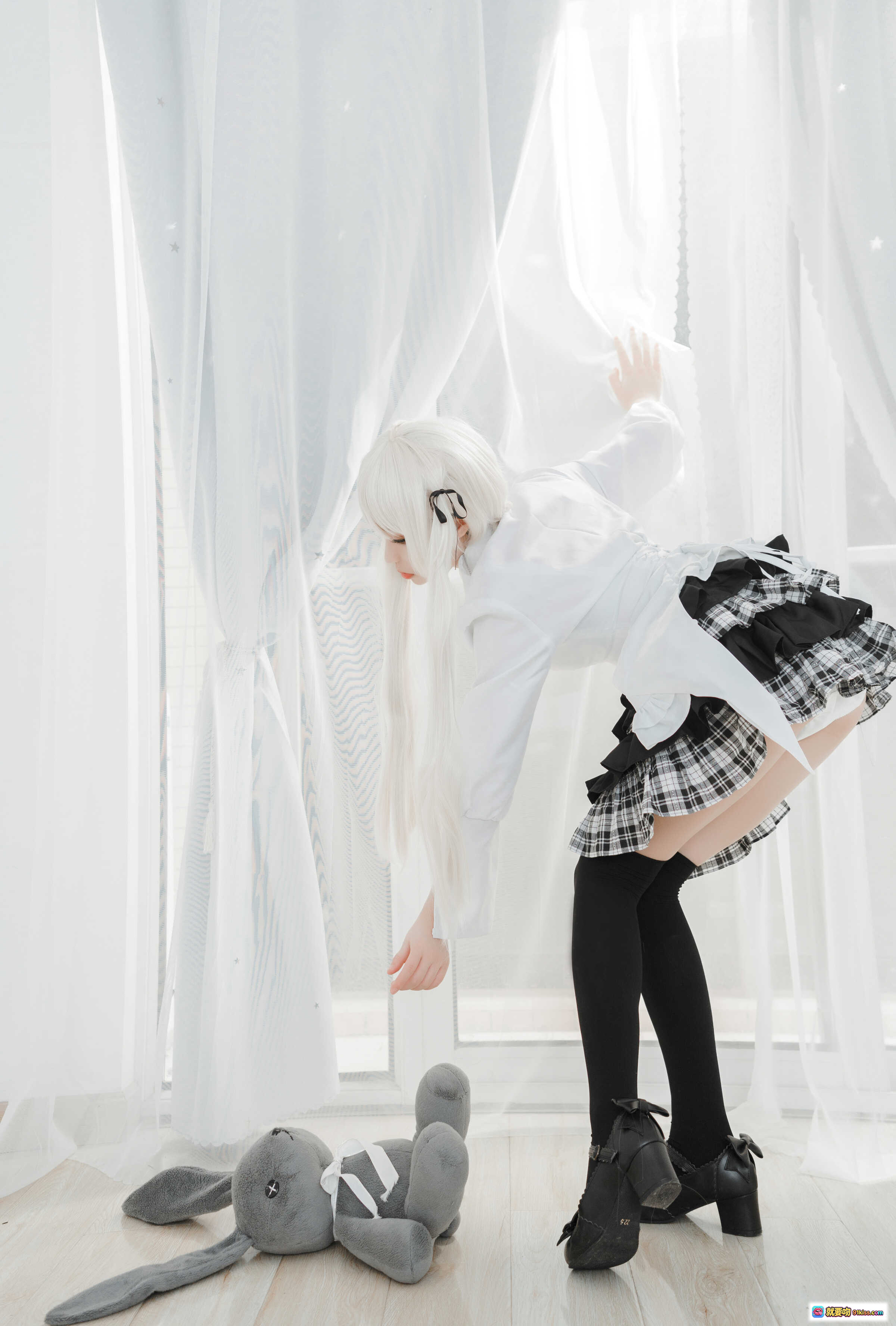 图片[6] - 白易子NO.09哥特风cosplay写真 白发双马尾 白衬衫格子裙 黑丝袜 窗边柔光少女风摄影 12P高清图集 - 就要吻