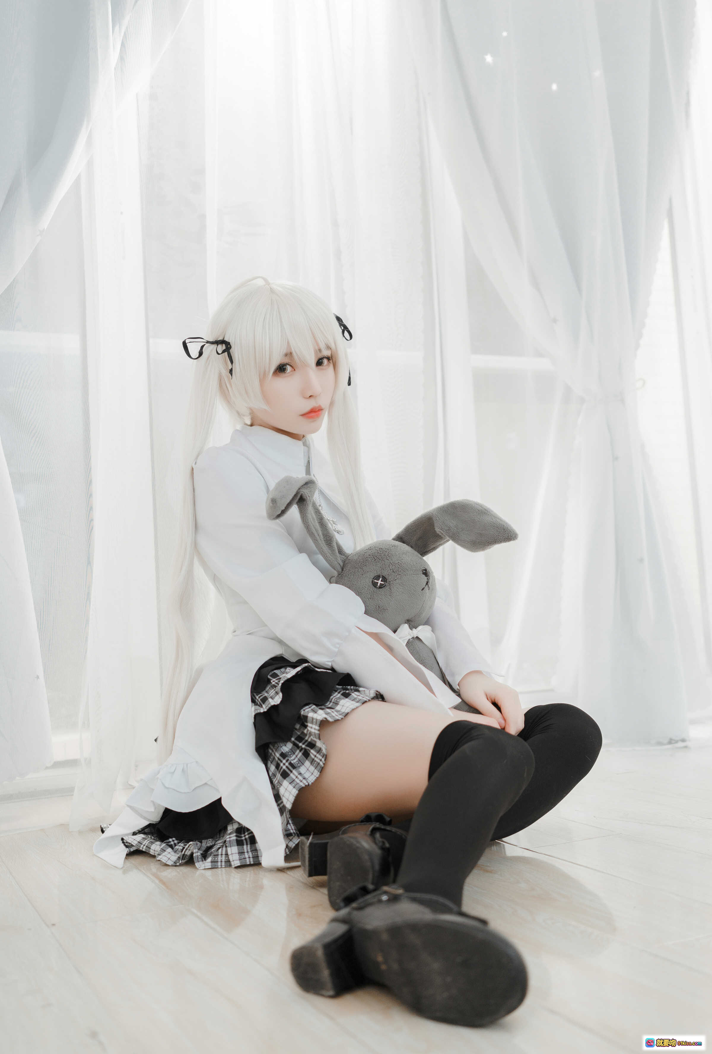 图片[4] - 白易子NO.09哥特风cosplay写真 白发双马尾 白衬衫格子裙 黑丝袜 窗边柔光少女风摄影 12P高清图集 - 就要吻
