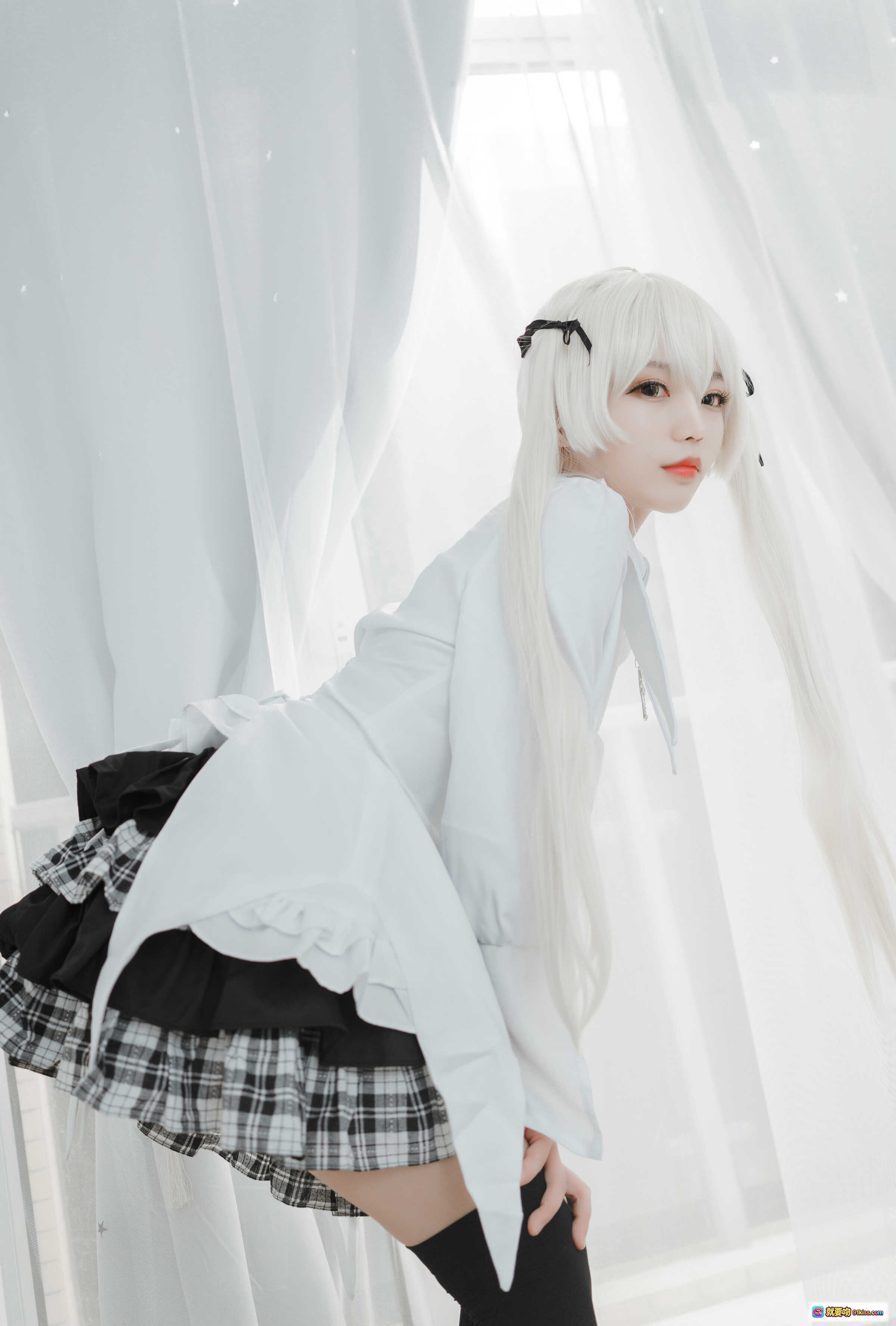 图片[2] - 白易子NO.09哥特风cosplay写真 白发双马尾 白衬衫格子裙 黑丝袜 窗边柔光少女风摄影 12P高清图集 - 就要吻