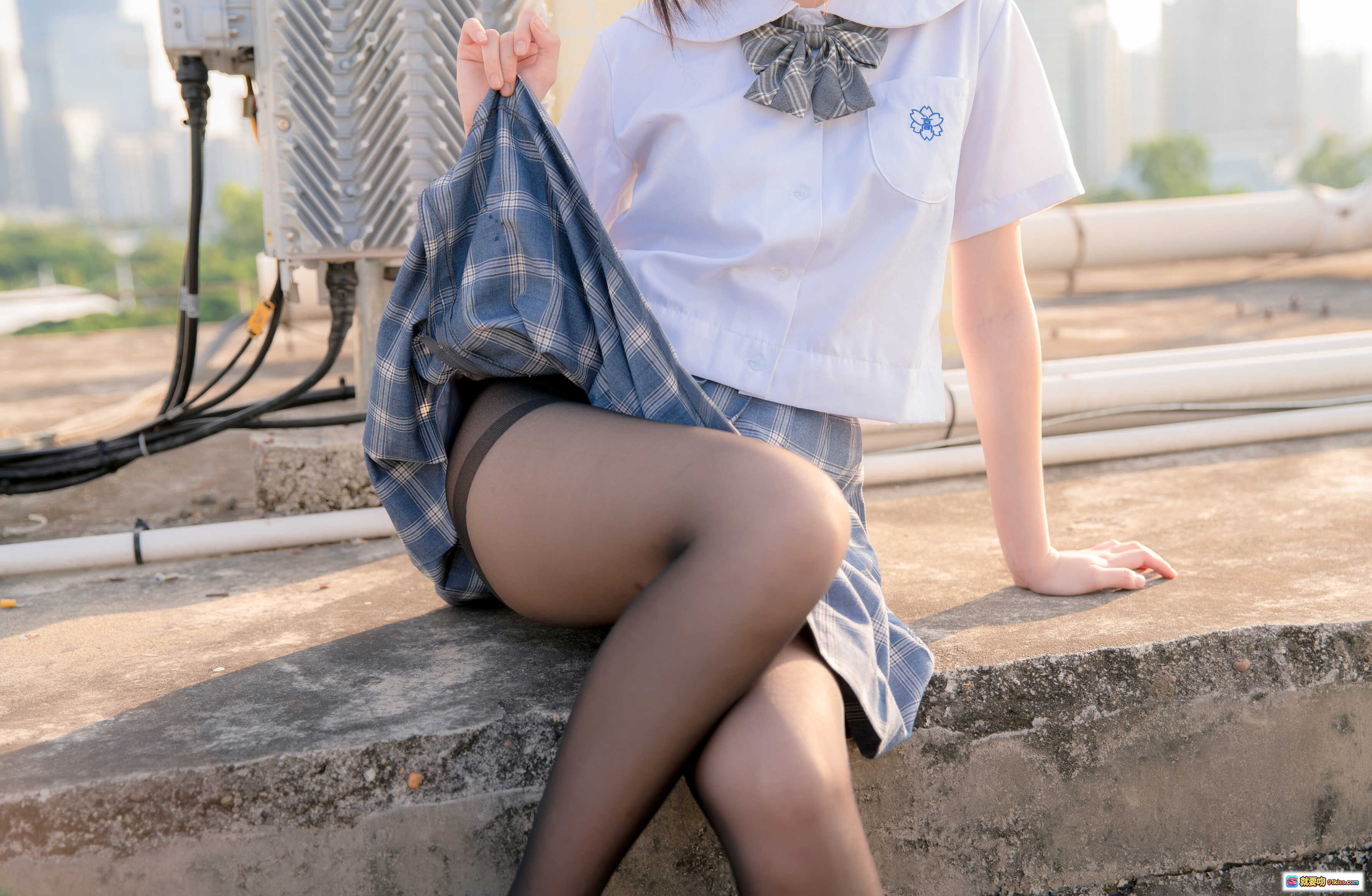 图片[4] - 天台JK少女写真 | 黑丝美臀 | 白衬衫格裙 | 短发红唇 | 户外性感摆拍 | 41P高清图集 - 就要吻