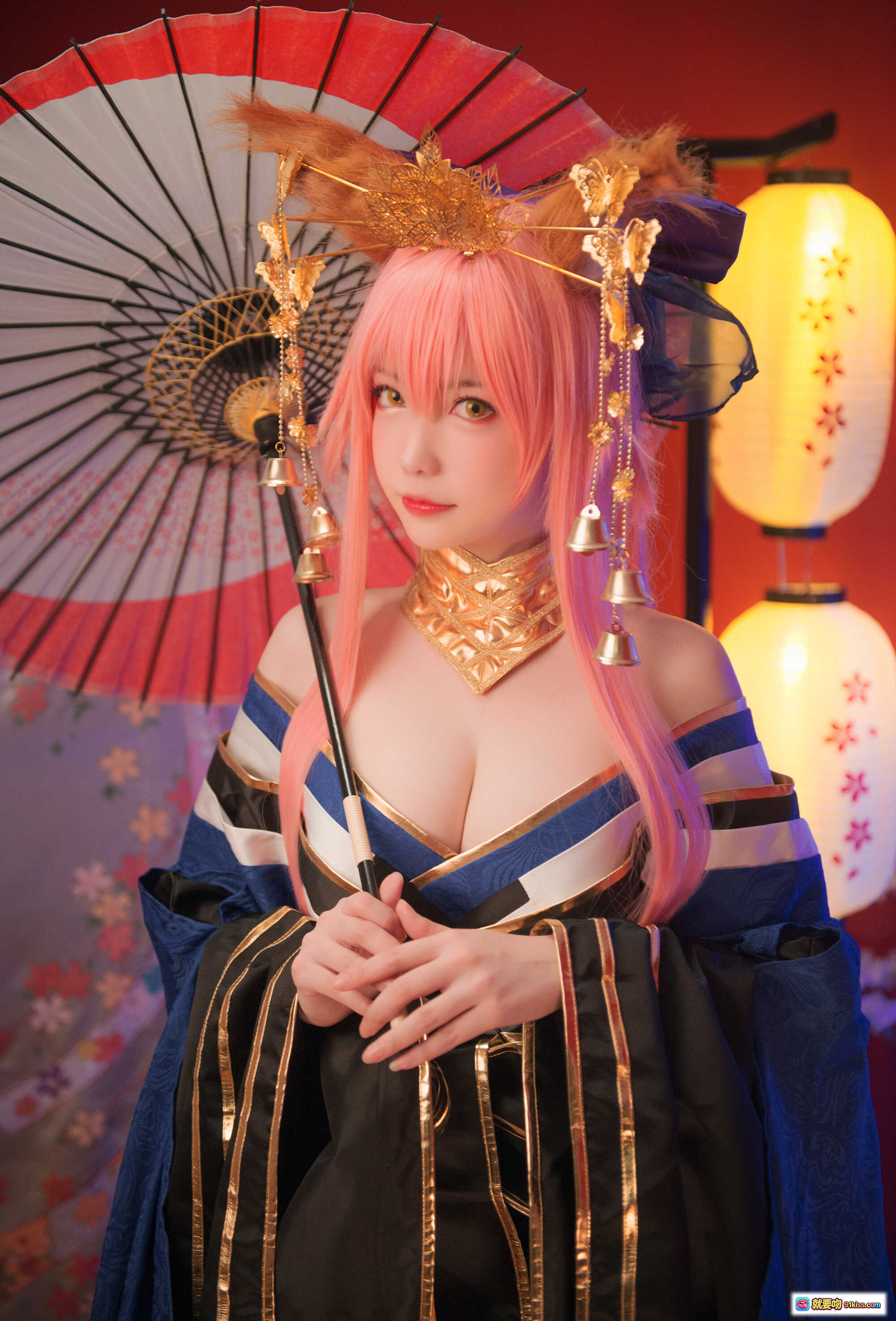 图片[3] - 玉藻前Cosplay写真｜粉发和风美人｜华丽金饰头冠｜日式传统服饰｜精致妆容手持羽扇｜和室背景氛围感 - 就要吻