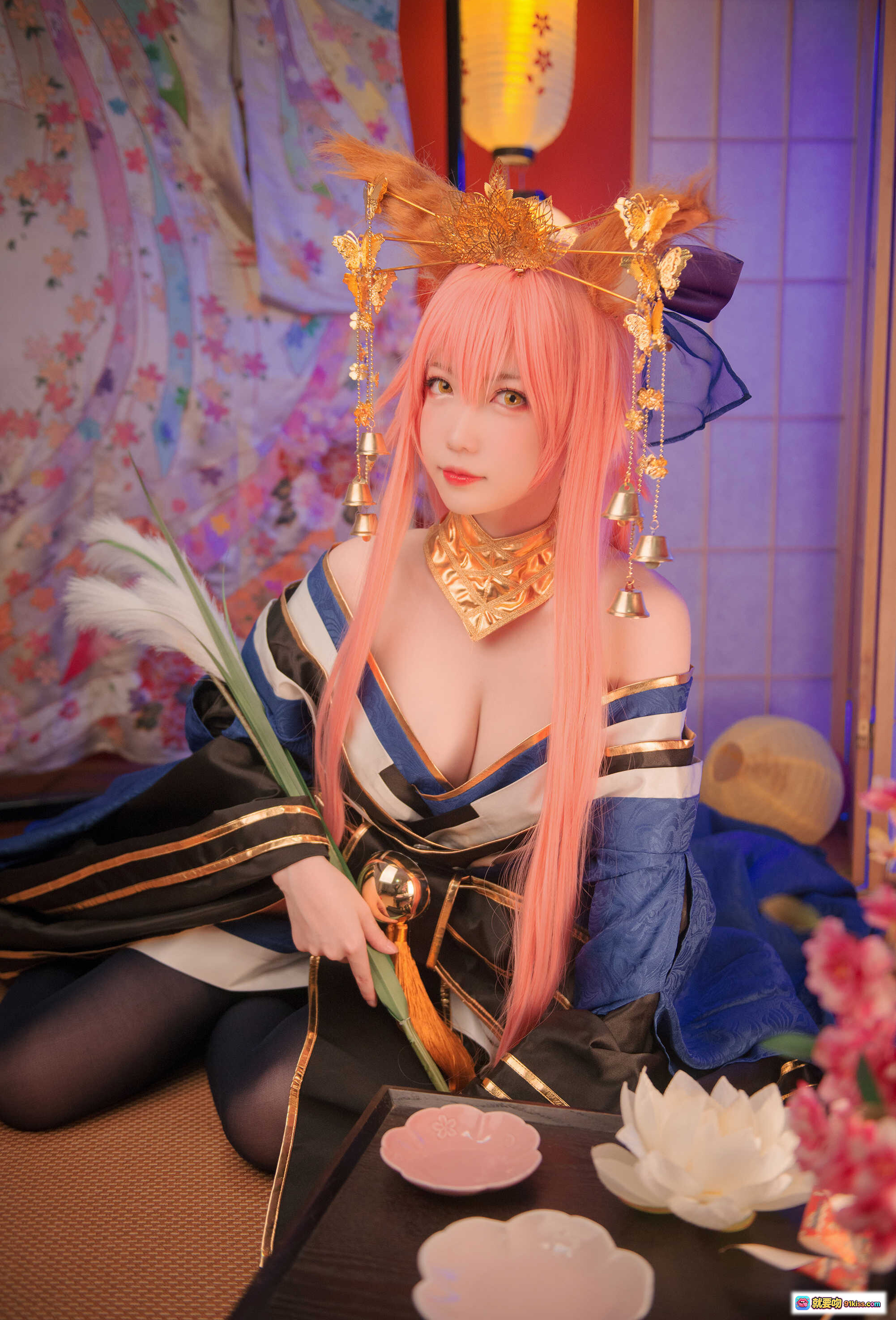 图片[2] - 玉藻前Cosplay写真｜粉发和风美人｜华丽金饰头冠｜日式传统服饰｜精致妆容手持羽扇｜和室背景氛围感 - 就要吻