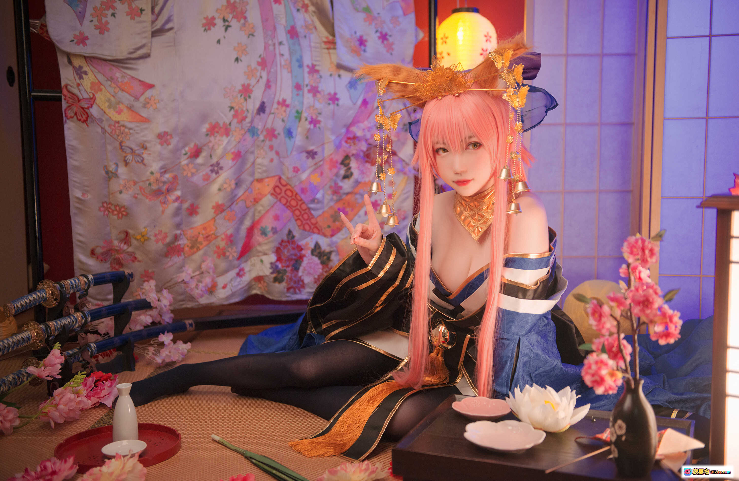 图片[6] - 玉藻前Cosplay写真｜粉发和风美人｜华丽金饰头冠｜日式传统服饰｜精致妆容手持羽扇｜和室背景氛围感 - 就要吻