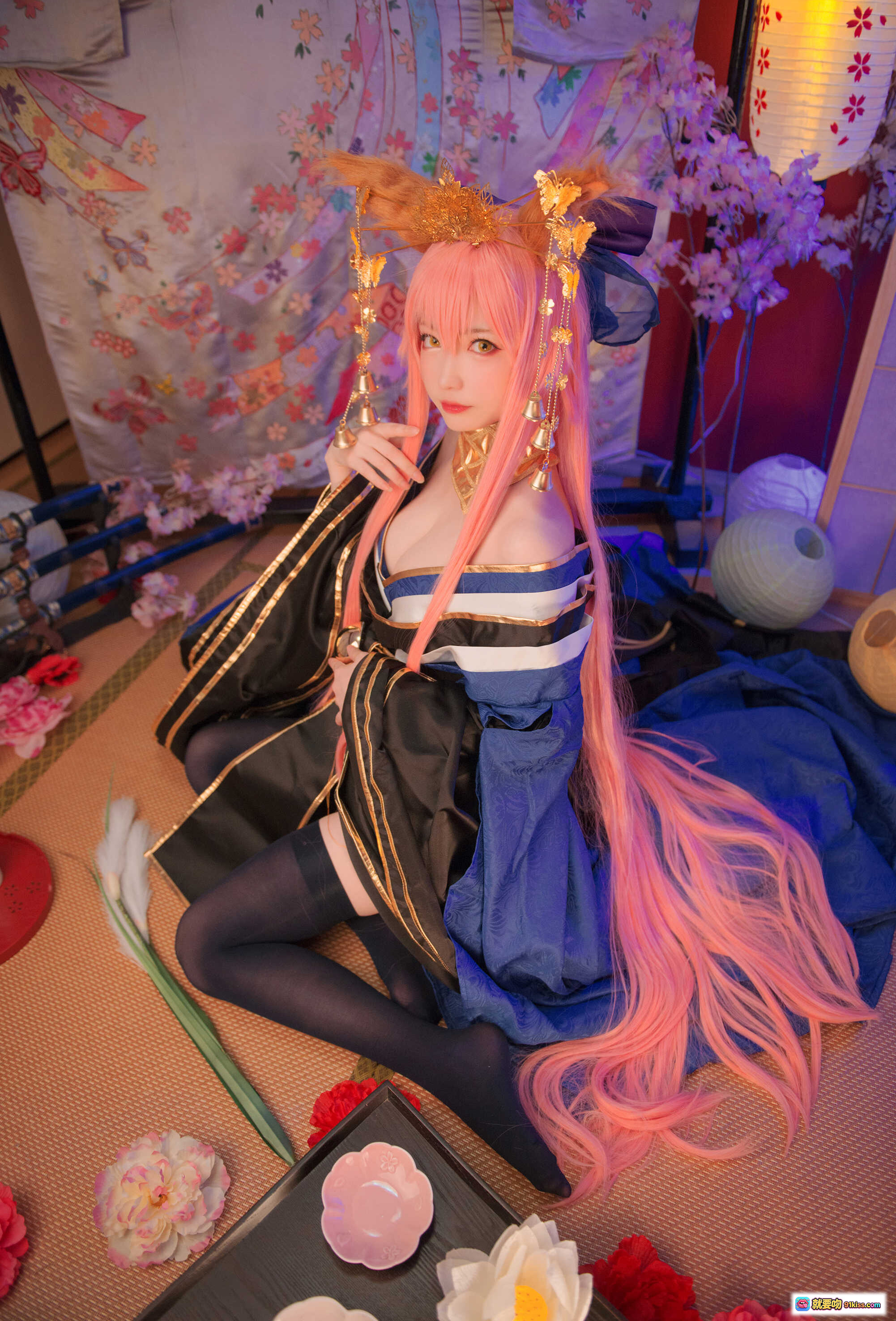 图片[8] - 玉藻前Cosplay写真｜粉发和风美人｜华丽金饰头冠｜日式传统服饰｜精致妆容手持羽扇｜和室背景氛围感 - 就要吻