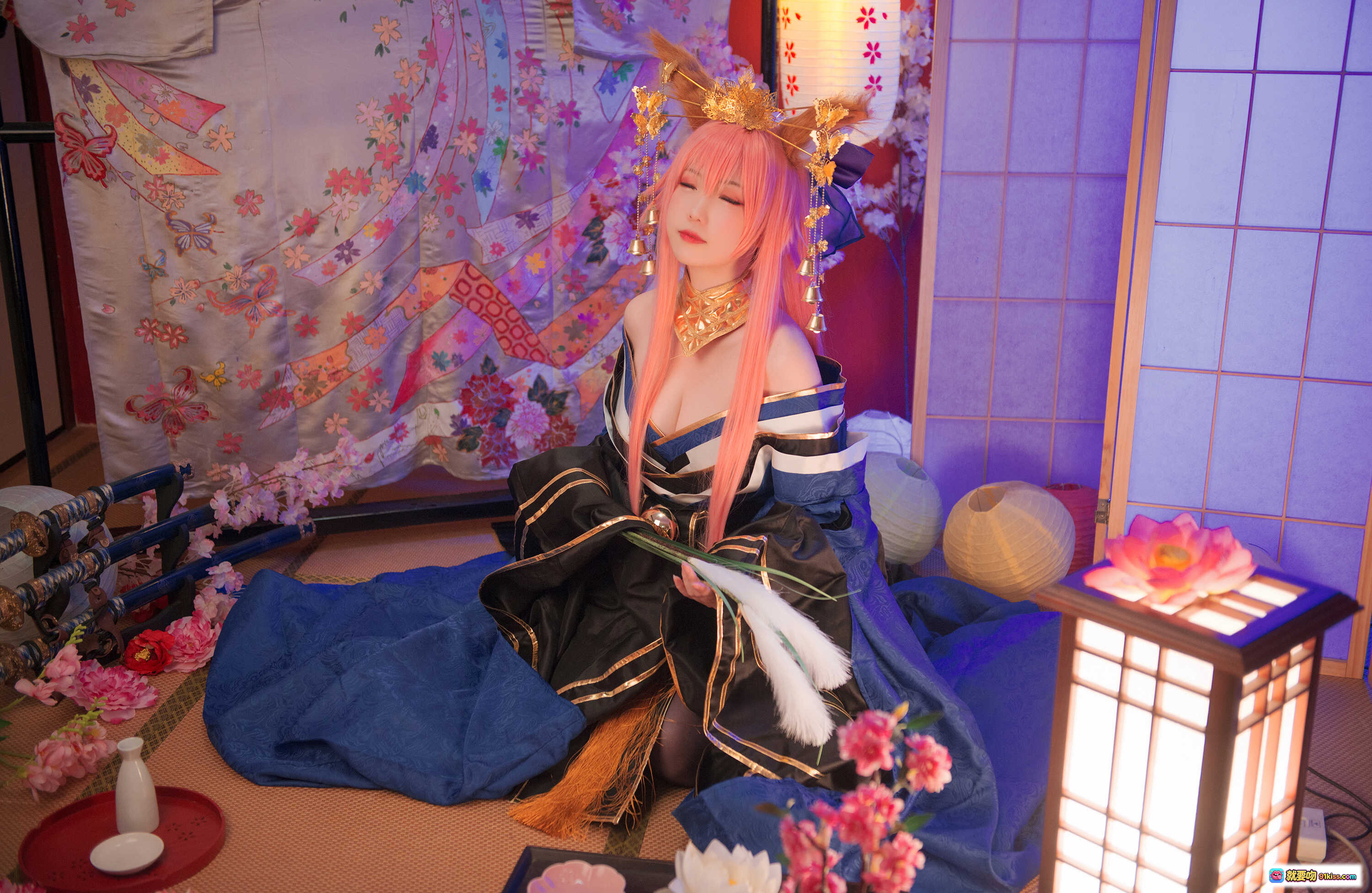 图片[9] - 玉藻前Cosplay写真｜粉发和风美人｜华丽金饰头冠｜日式传统服饰｜精致妆容手持羽扇｜和室背景氛围感 - 就要吻