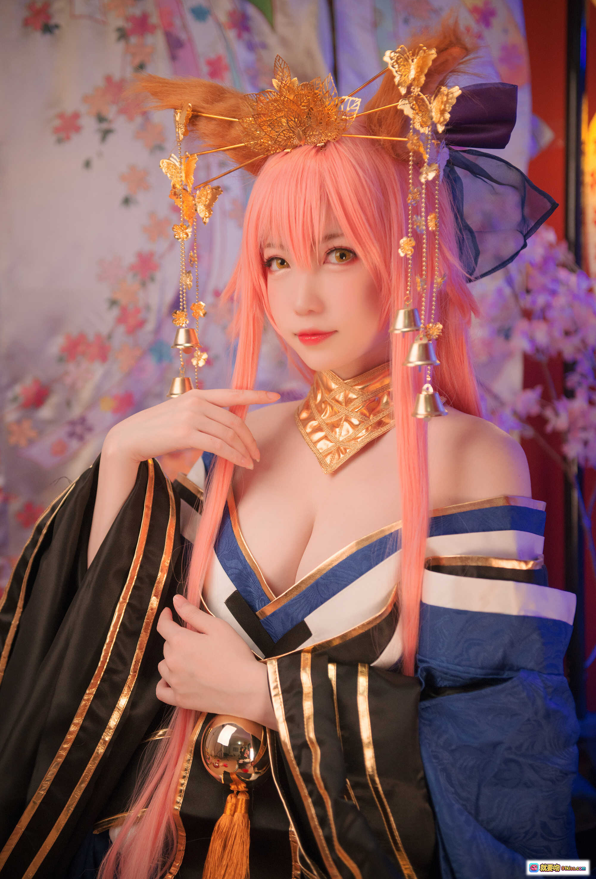 图片[4] - 玉藻前Cosplay写真｜粉发和风美人｜华丽金饰头冠｜日式传统服饰｜精致妆容手持羽扇｜和室背景氛围感 - 就要吻