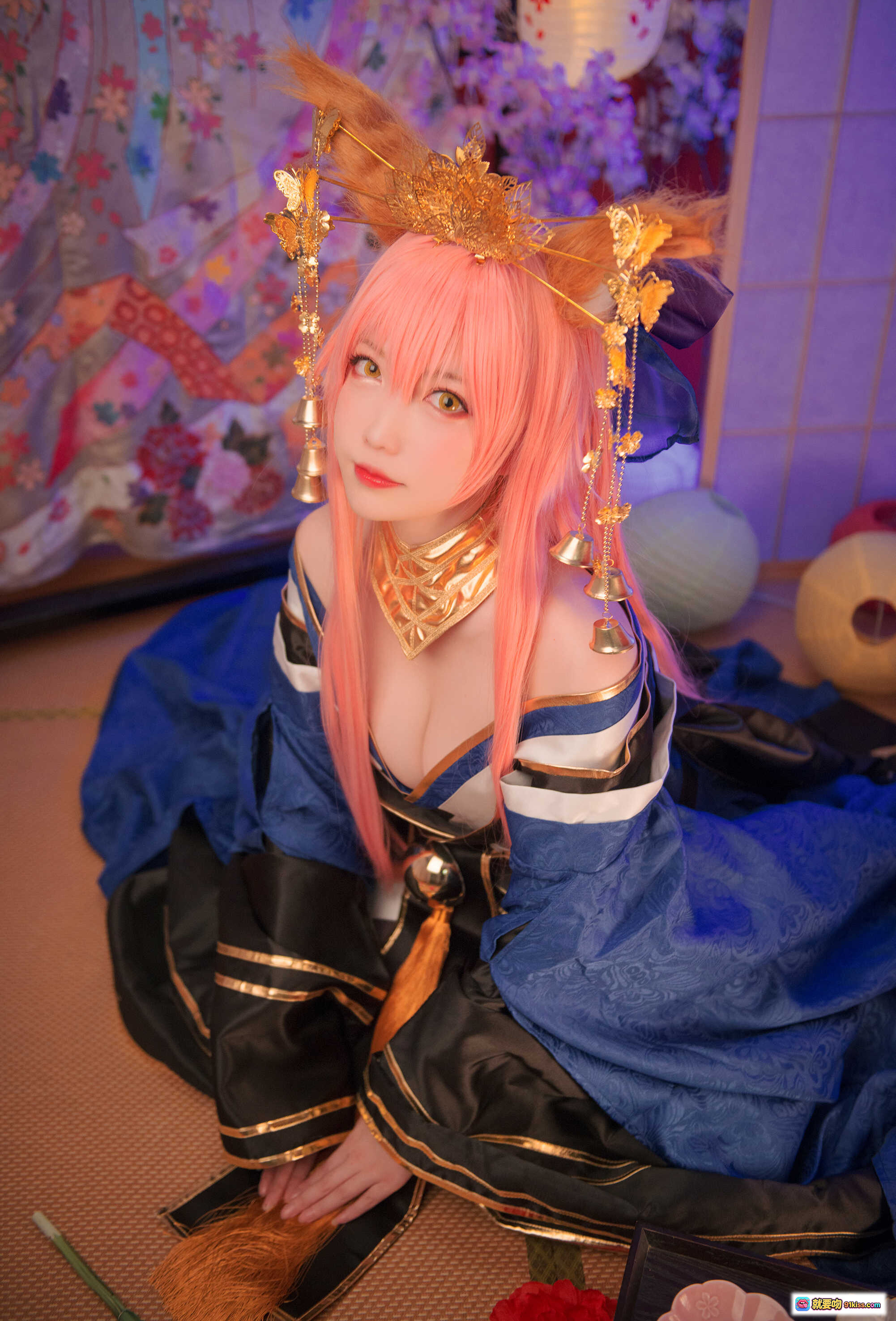 图片[7] - 玉藻前Cosplay写真｜粉发和风美人｜华丽金饰头冠｜日式传统服饰｜精致妆容手持羽扇｜和室背景氛围感 - 就要吻