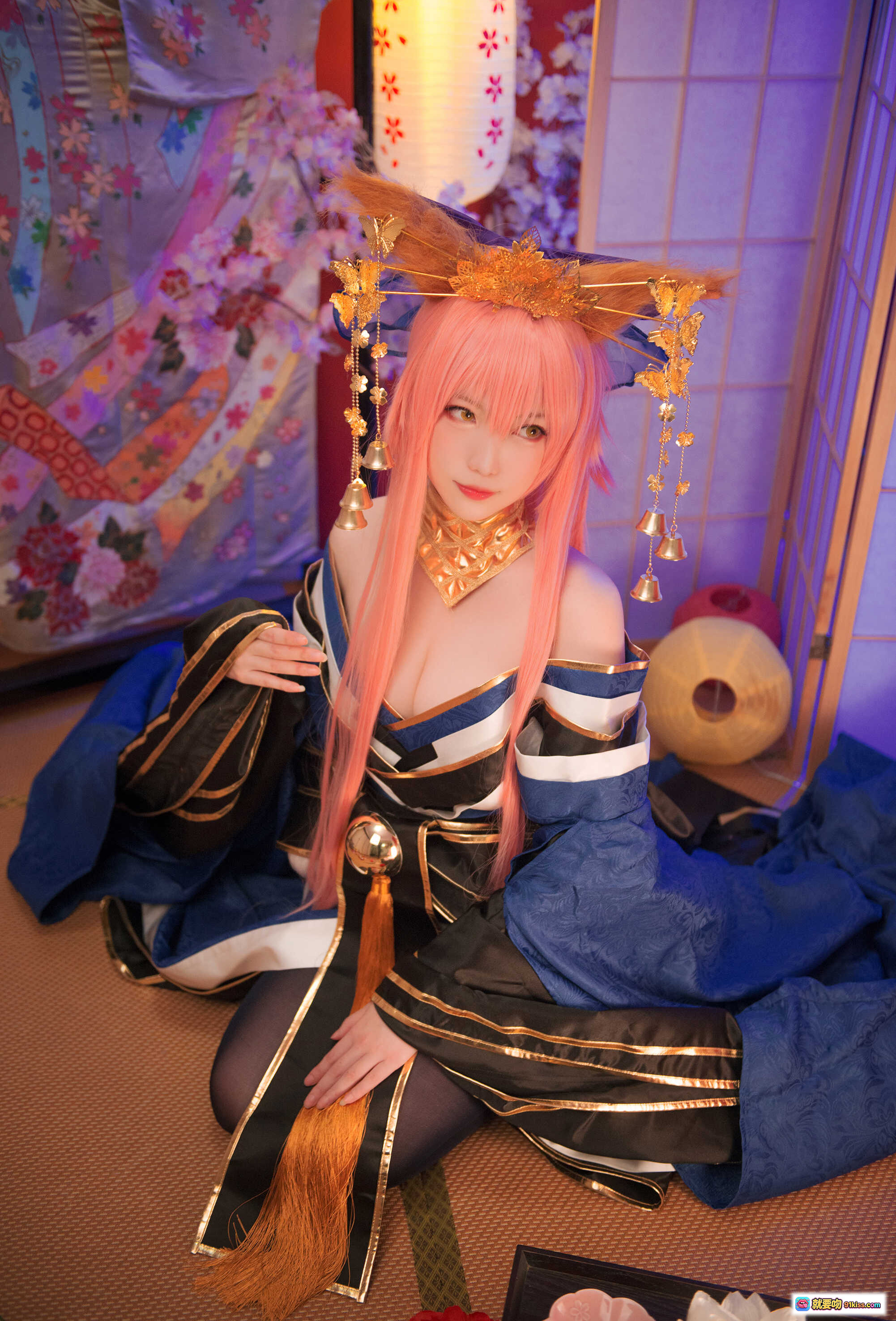 图片[5] - 玉藻前Cosplay写真｜粉发和风美人｜华丽金饰头冠｜日式传统服饰｜精致妆容手持羽扇｜和室背景氛围感 - 就要吻