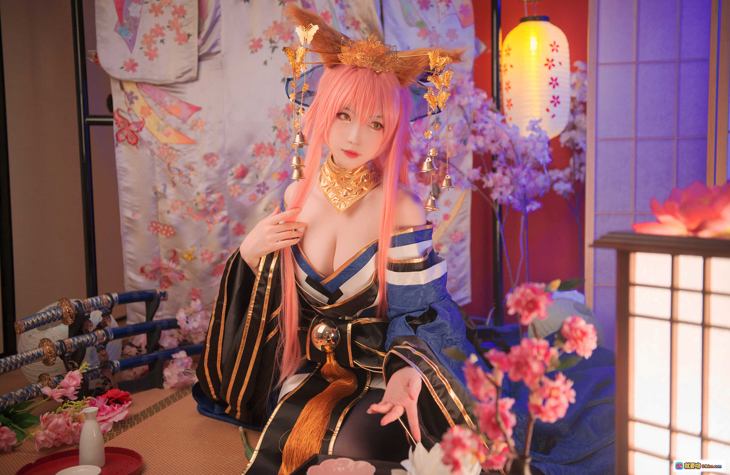 图片[10] - 玉藻前Cosplay写真｜粉发和风美人｜华丽金饰头冠｜日式传统服饰｜精致妆容手持羽扇｜和室背景氛围感 - 就要吻