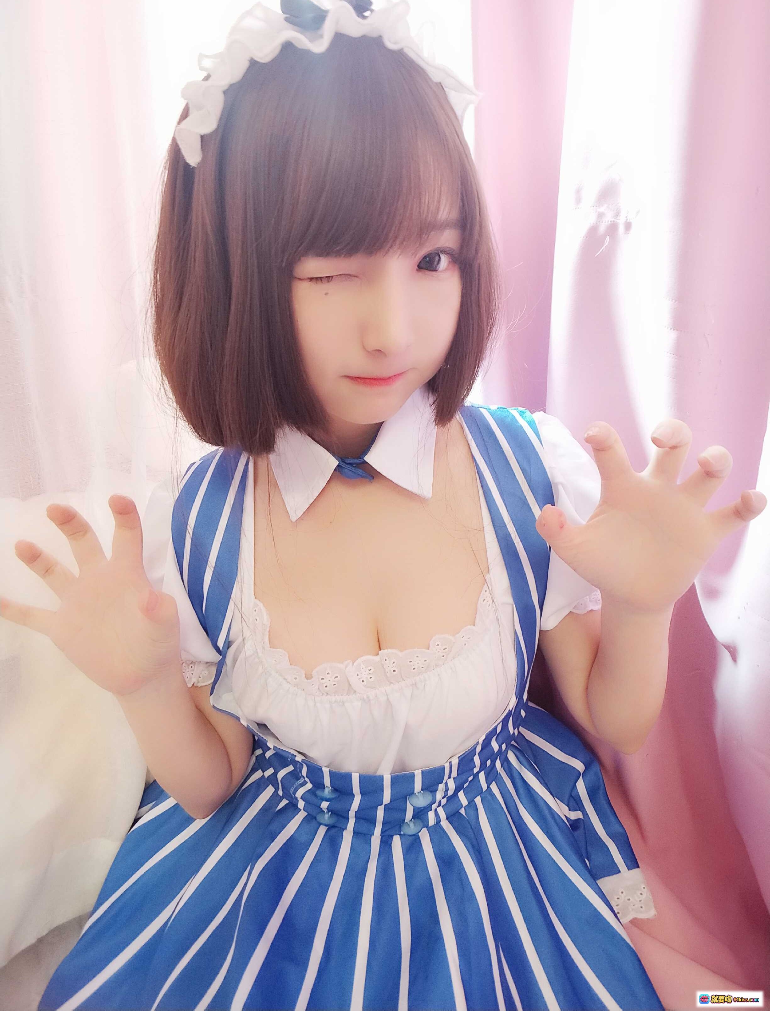 古川NO.028加藤惠女仆装cosplay蓝白条纹裙蕾丝边俏皮眨眼手势萌系写真17P - 就要吻