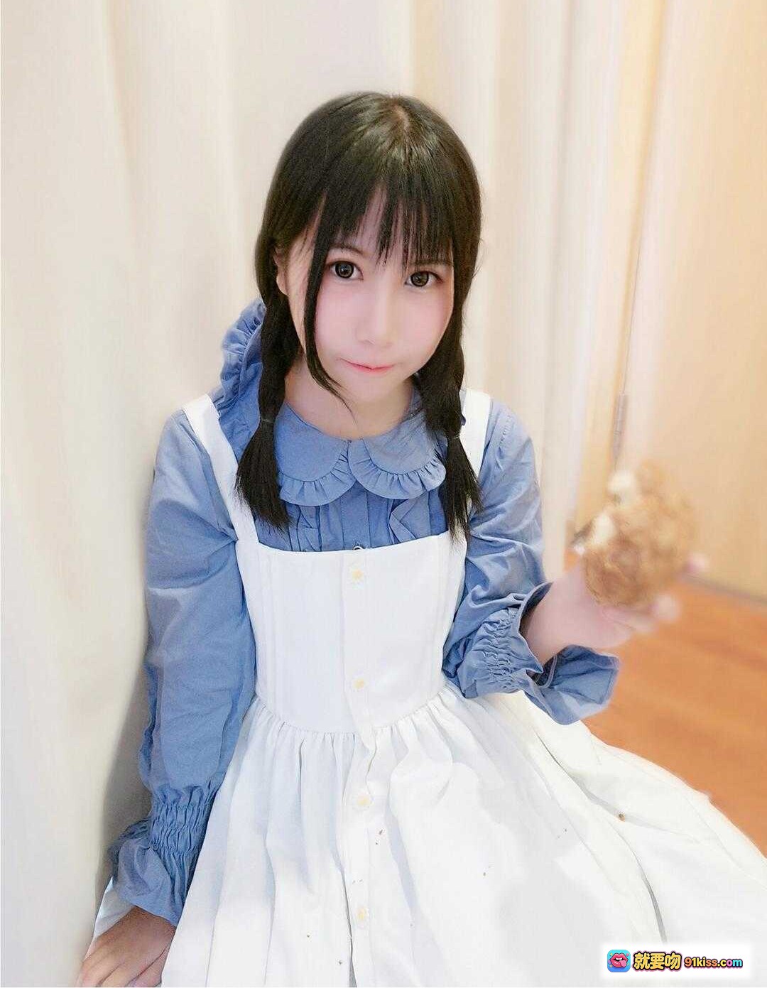 图片[8] - 逐月SU可爱萌系少女穿搭｜蓝色荷叶边衬衫+白色围裙｜双马尾+卡通狗耳滤镜｜清新居家风写真 - 就要吻
