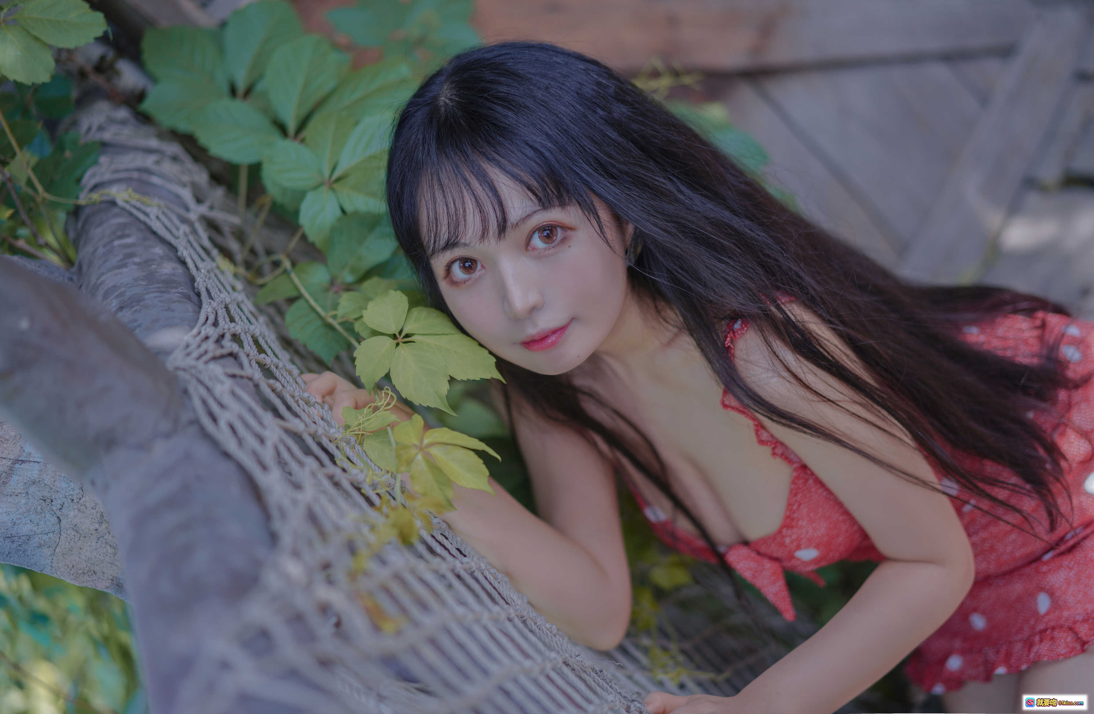 图片[5] - 黑猫猫OvO NO.025 草莓写真集 32P甜美少女自然绿植背景红裙性感清新风私房摄影 - 就要吻