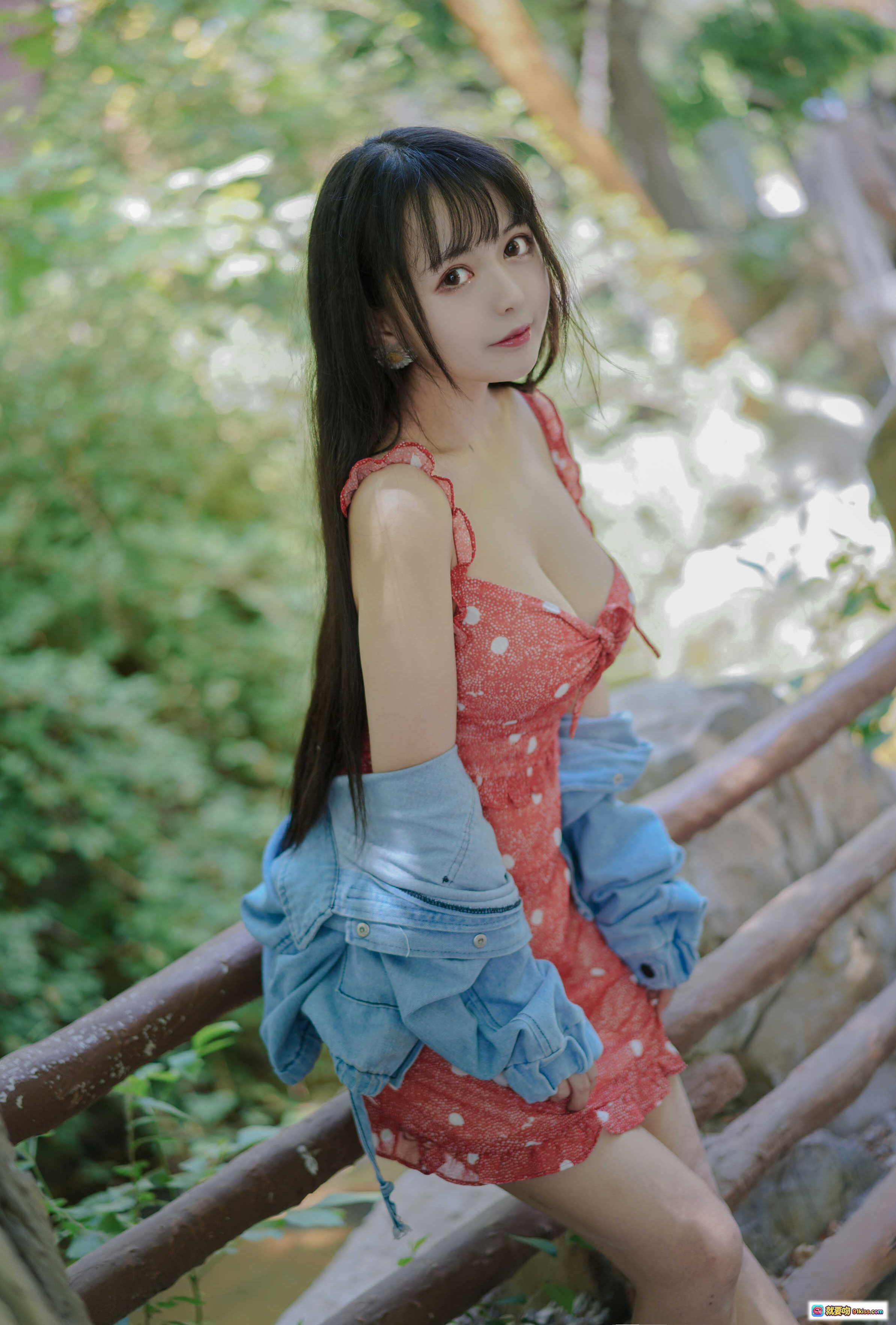 图片[10] - 黑猫猫OvO NO.025 草莓写真集 32P甜美少女自然绿植背景红裙性感清新风私房摄影 - 就要吻