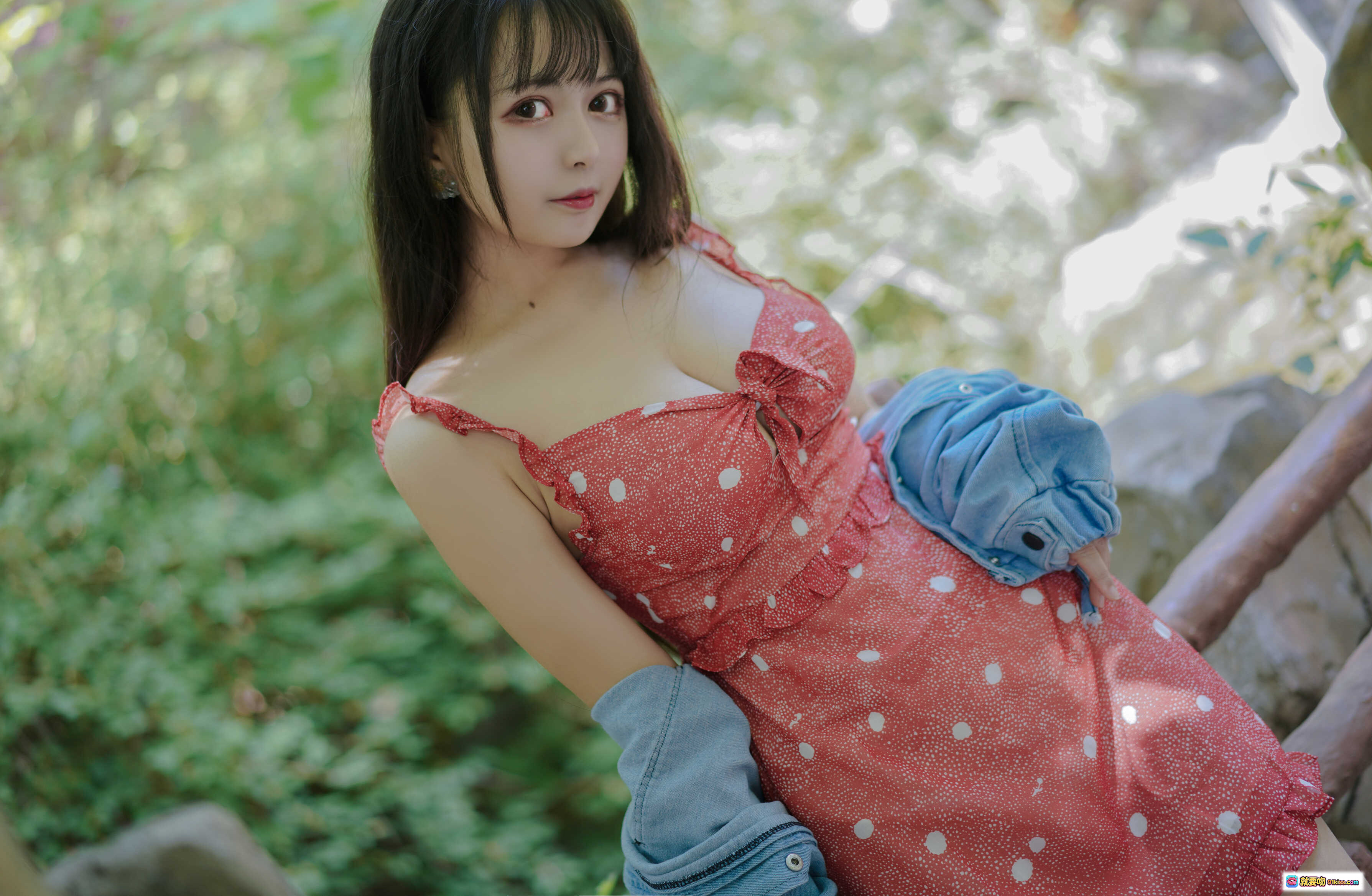 图片[4] - 黑猫猫OvO NO.025 草莓写真集 32P甜美少女自然绿植背景红裙性感清新风私房摄影 - 就要吻