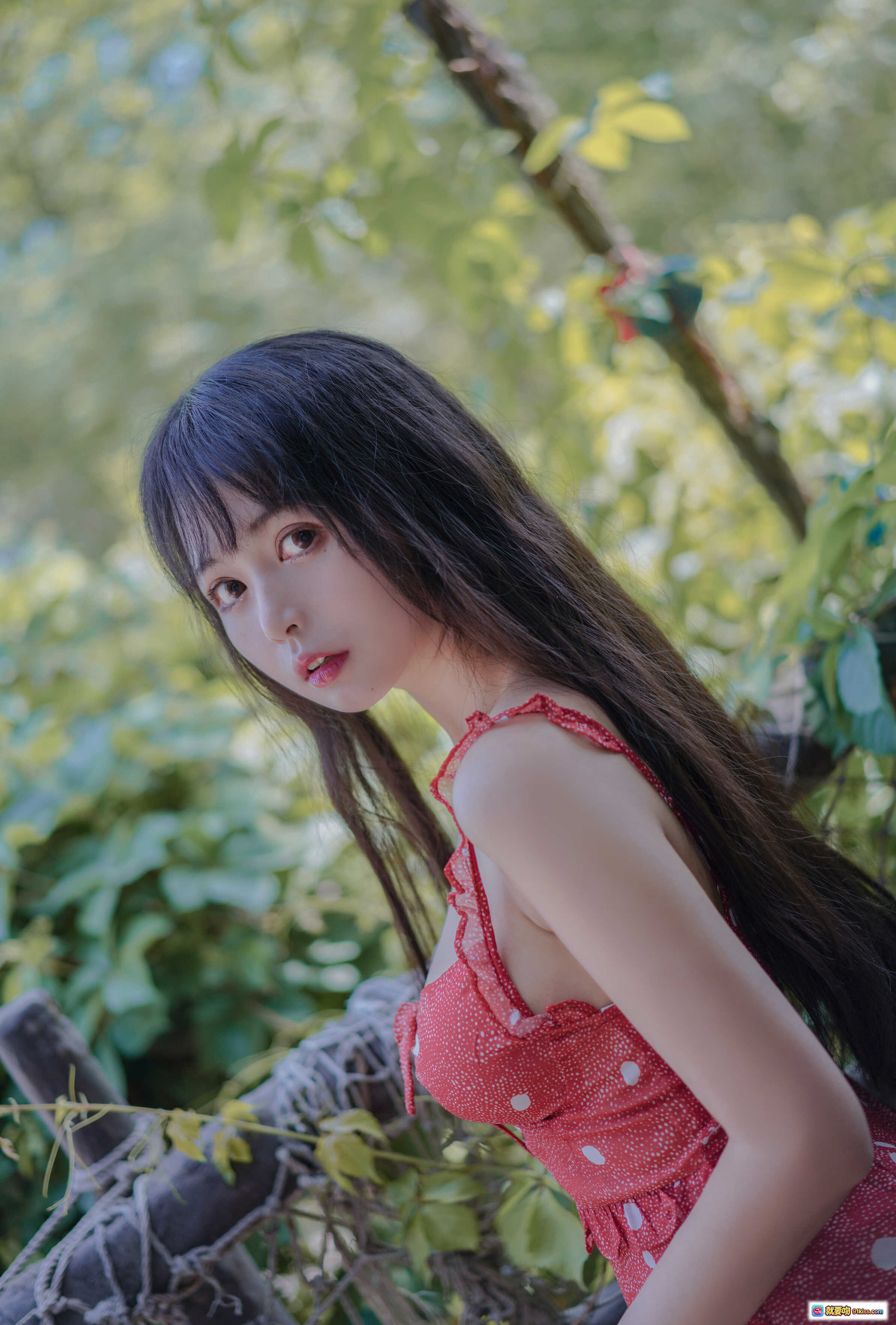 图片[2] - 黑猫猫OvO NO.025 草莓写真集 32P甜美少女自然绿植背景红裙性感清新风私房摄影 - 就要吻