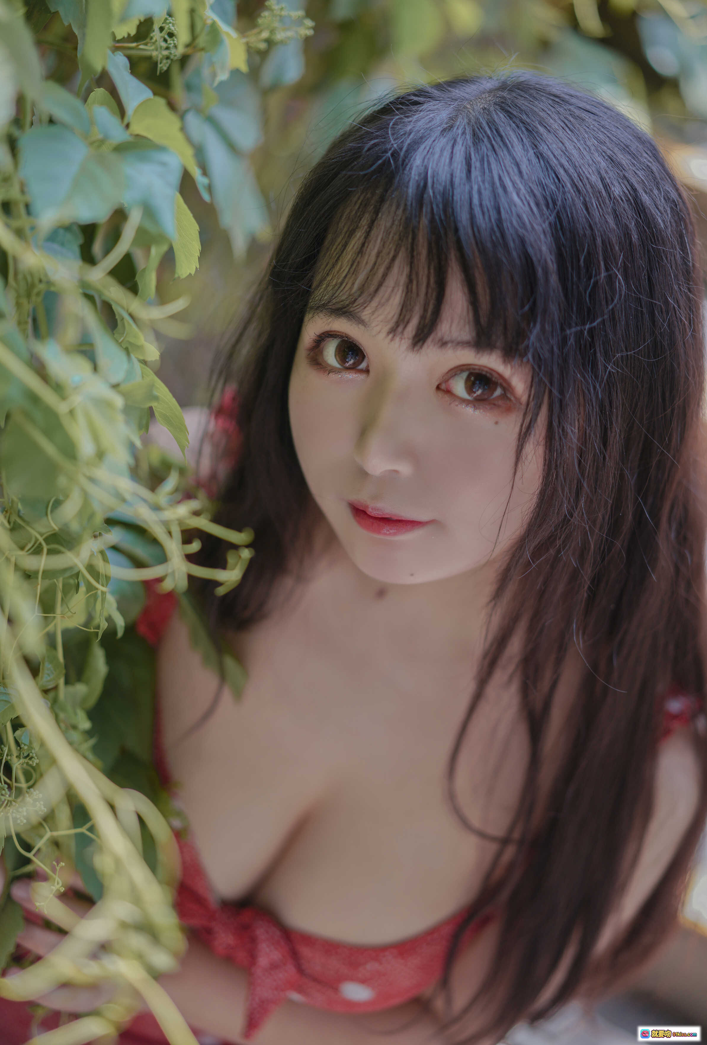 图片[1] - 黑猫猫OvO NO.025 草莓写真集 32P甜美少女自然绿植背景红裙性感清新风私房摄影 - 就要吻