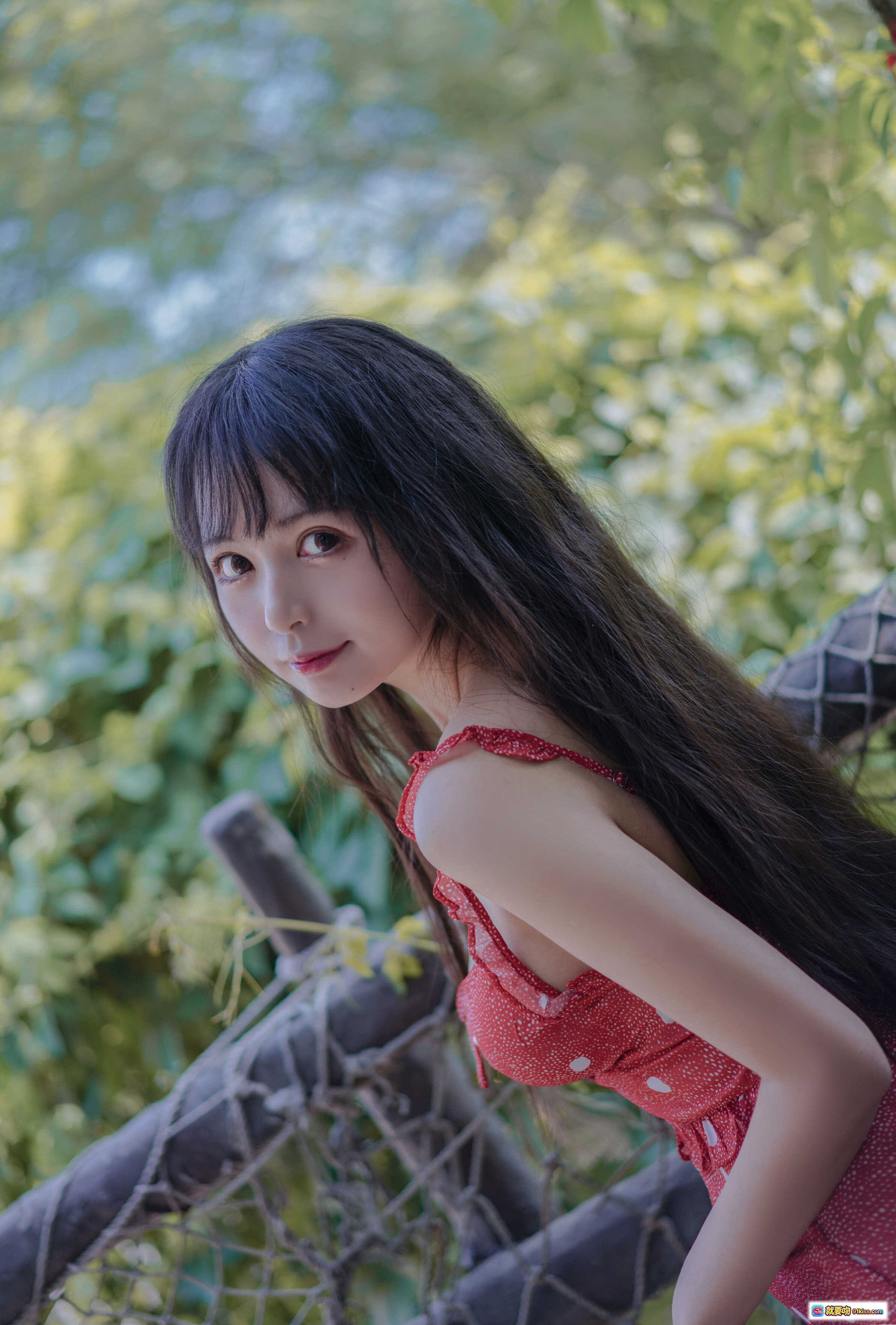 图片[7] - 黑猫猫OvO NO.025 草莓写真集 32P甜美少女自然绿植背景红裙性感清新风私房摄影 - 就要吻